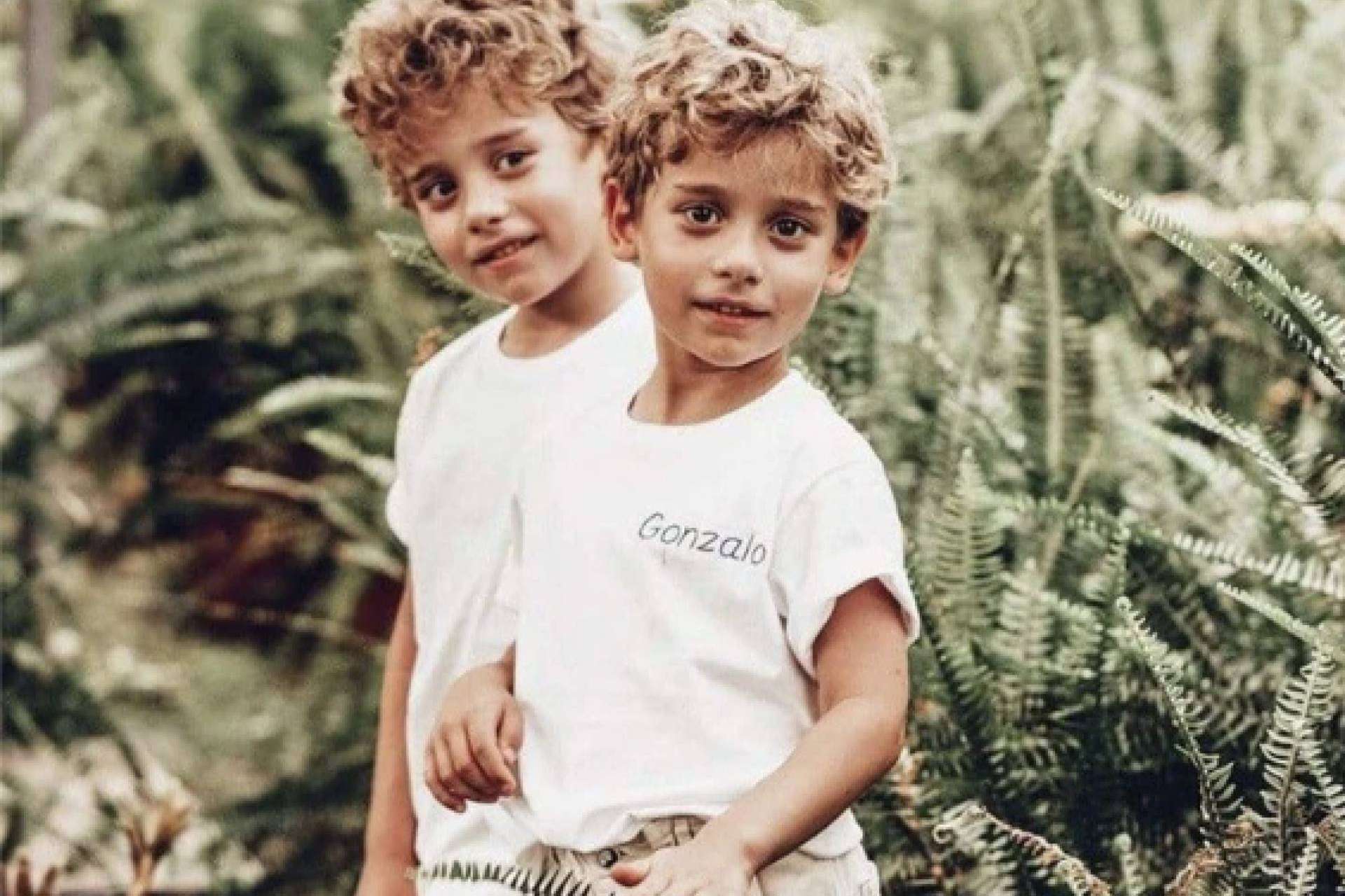 Las camisetas personalizadas con inicial son una prenda única para este verano