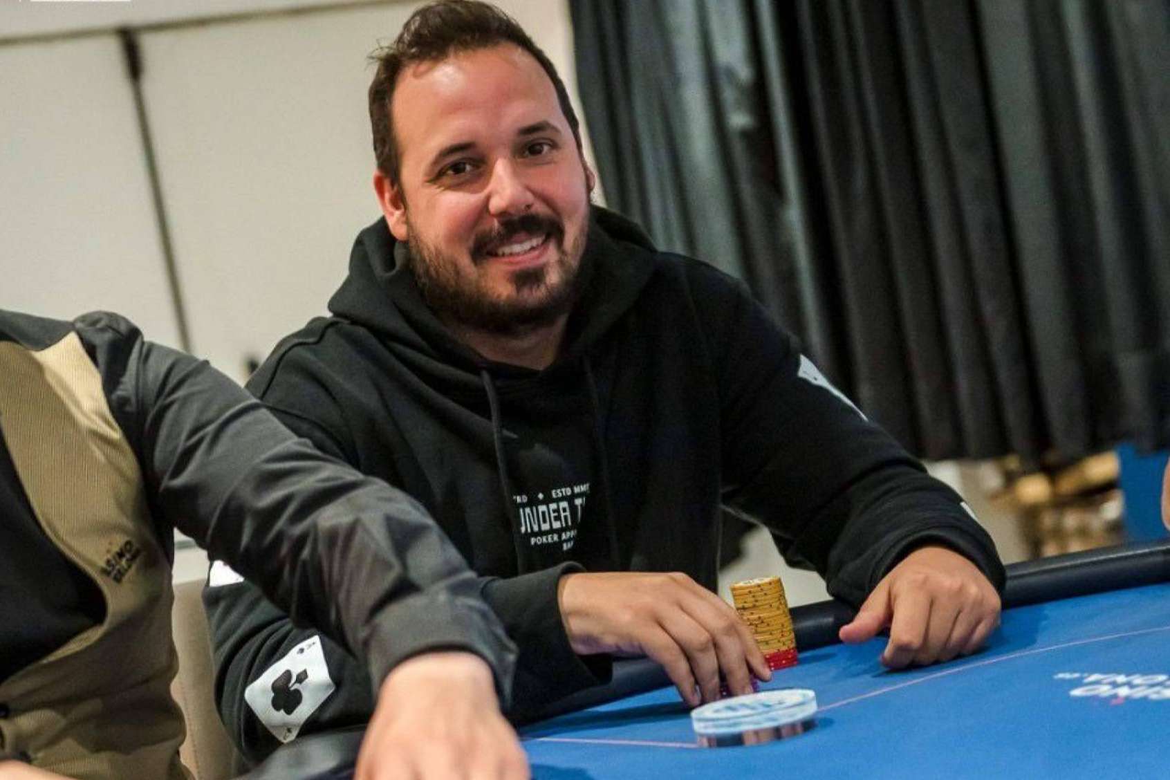 Under The Gun, el armario para los apasionados del póker