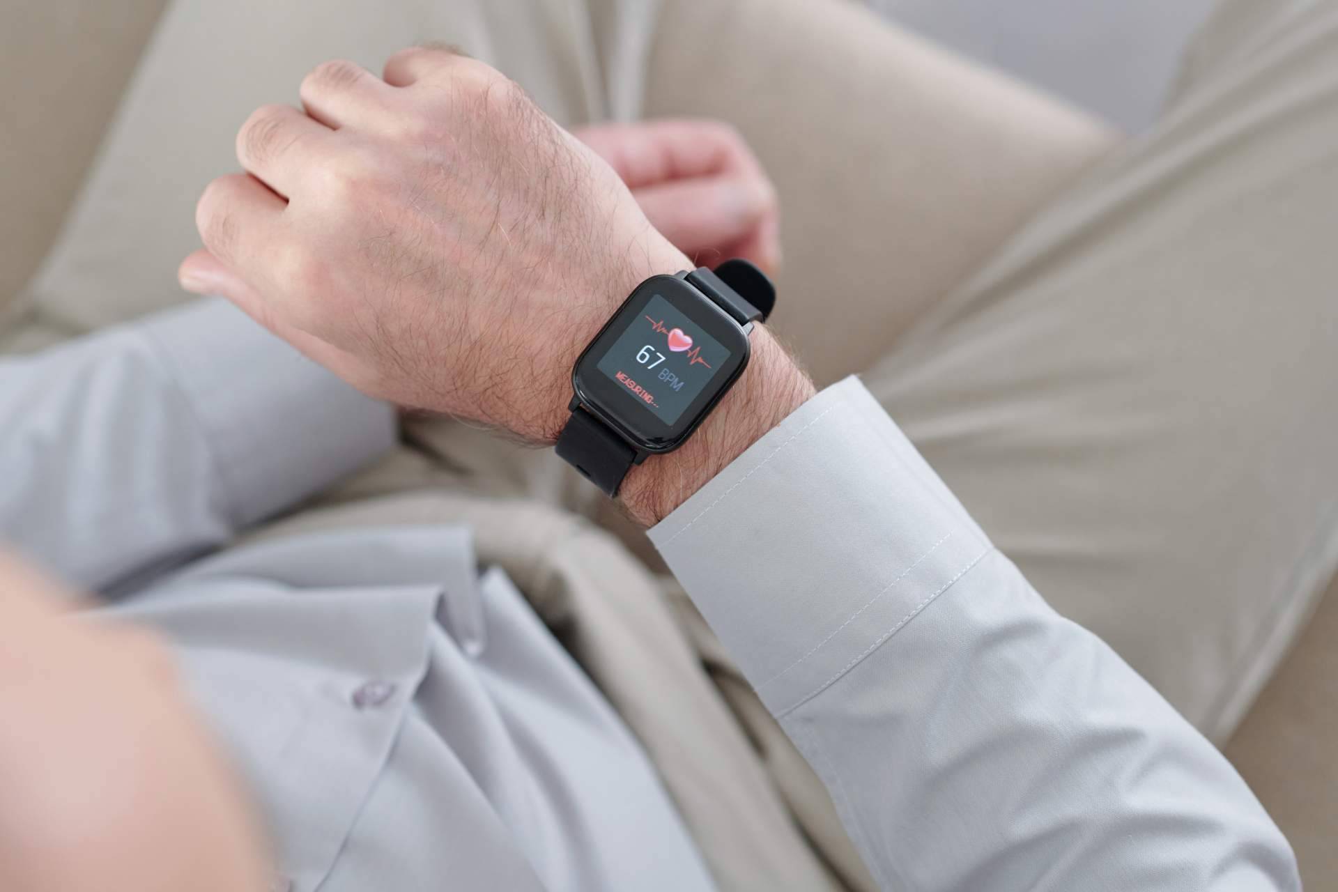 Facilitar la vida cotidiana de las personas con alzhéimer y demencia y a sus familiares con el reloj Tracmi
