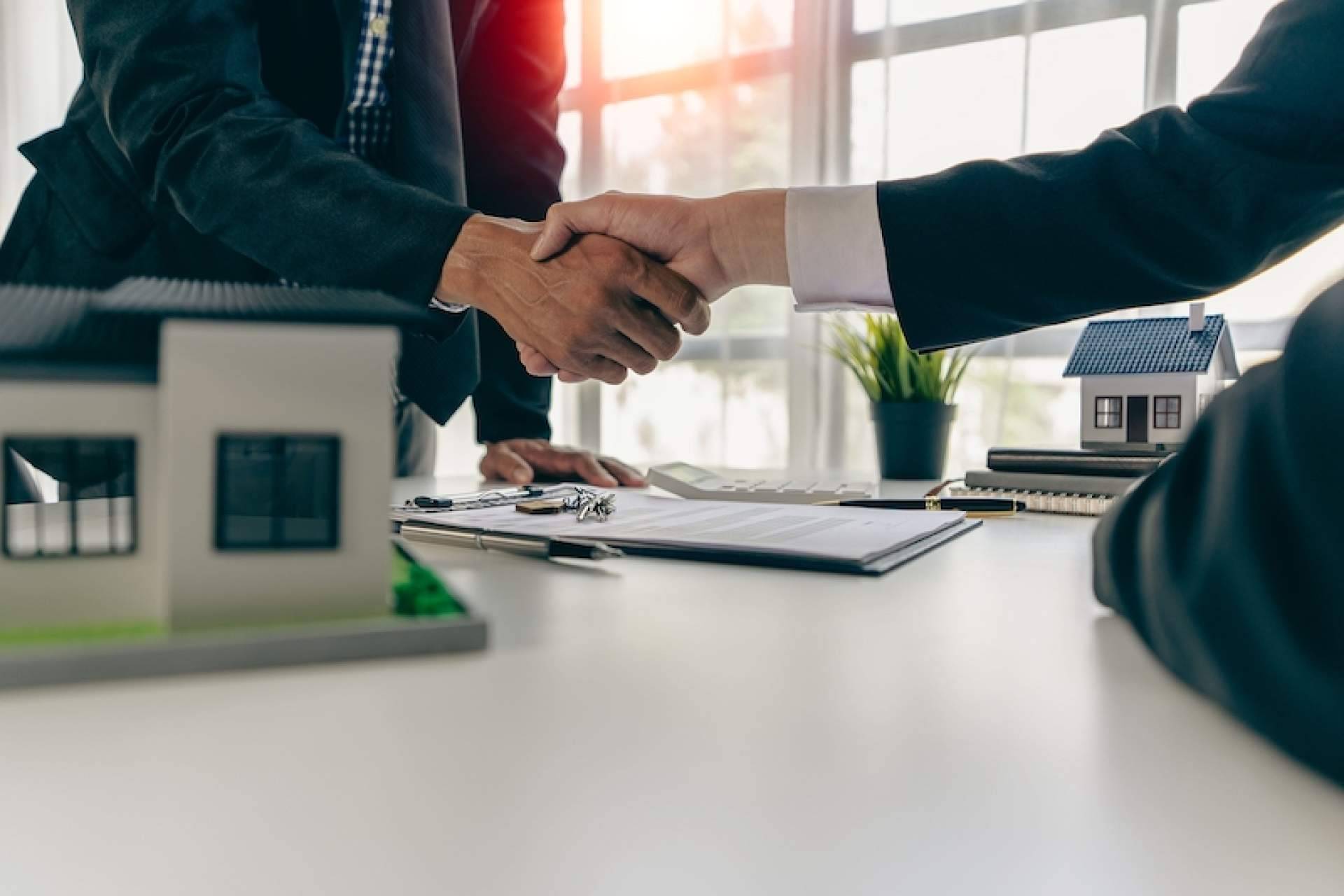 Fondos de inversión vs. inversiones inmobiliarias, ¿cuál es más adecuada para el cliente?