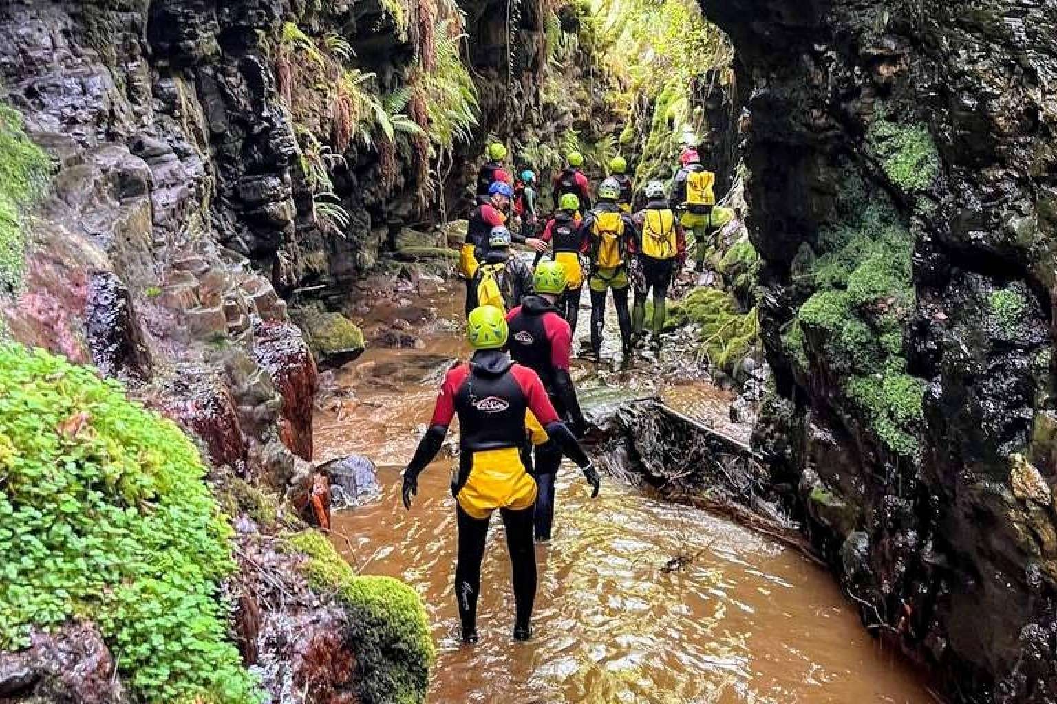 Hacer barranquismo en Galicia con Turac Aventura