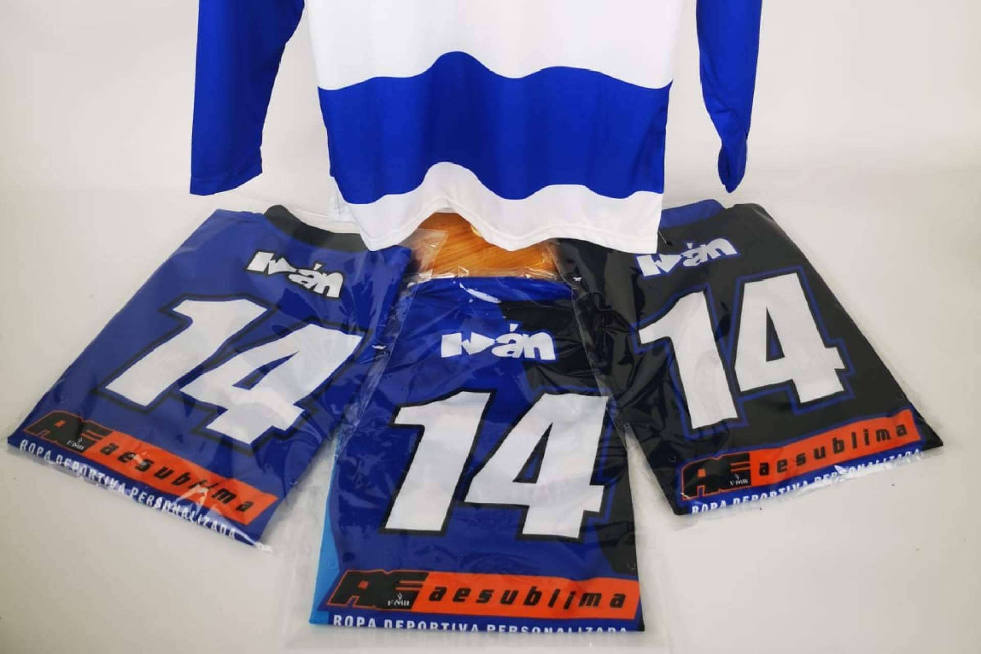 ADHESIVOSEMBARRADOS y sus camisetas de motocross personalizadas
