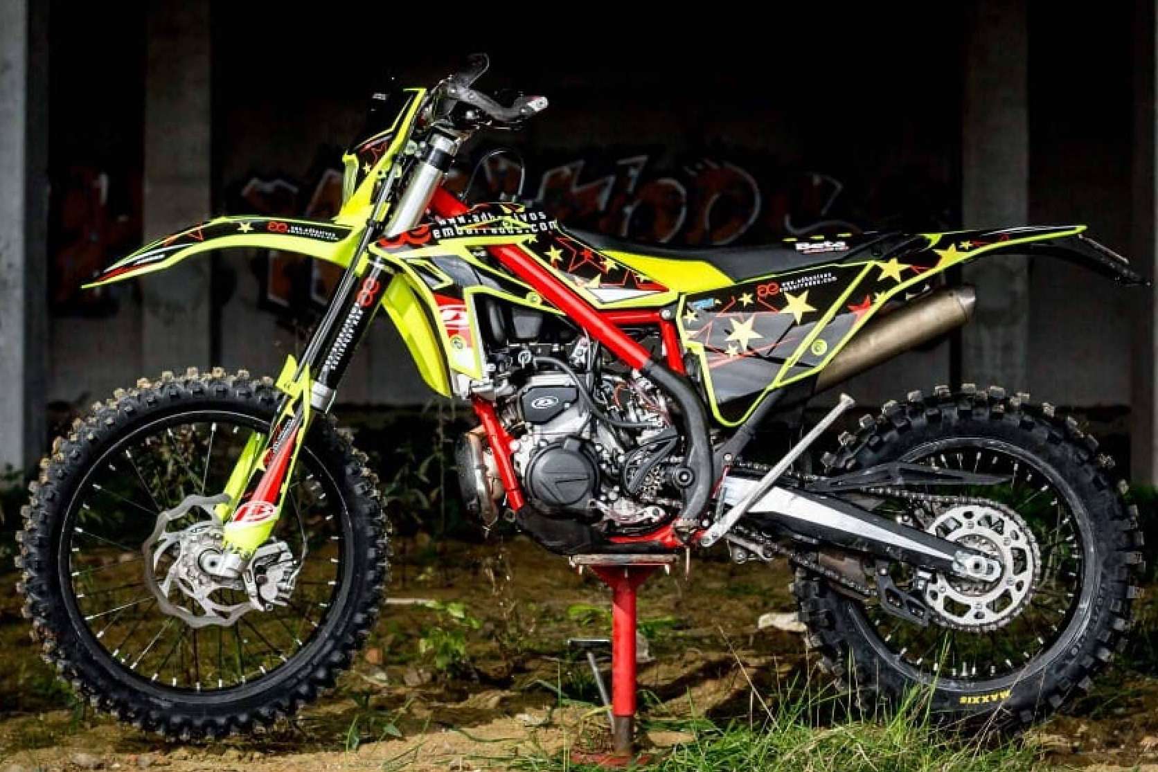 ADHESIVOSEMABRRADOS presenta las ventajas de las pegatinas para moto
