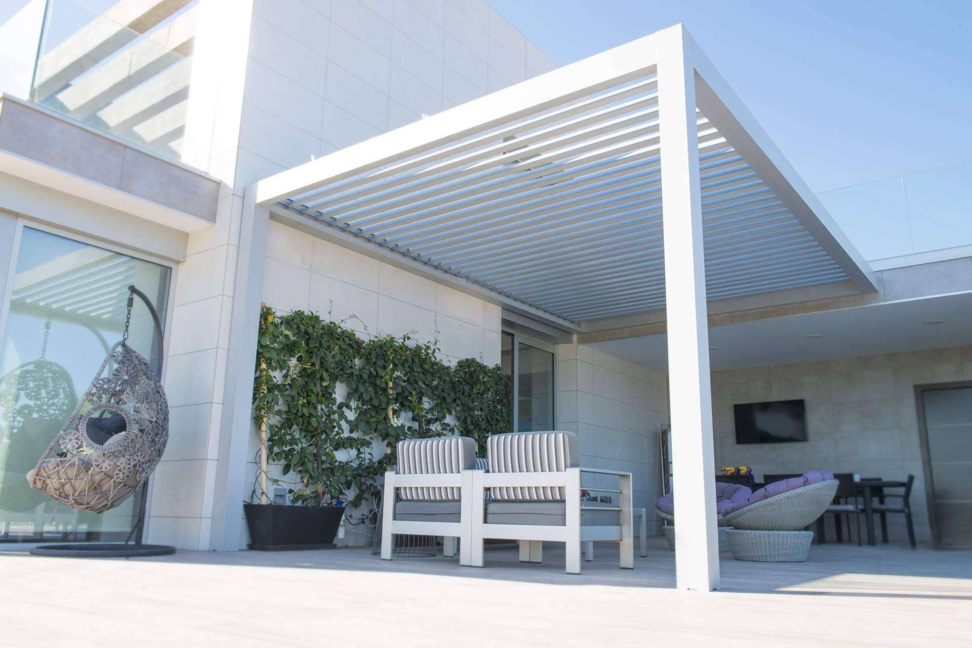 ¿Cuáles son los beneficios de usar la pérgola bioclimática y el techo móvil panorámico de C3 Systems S.L.?