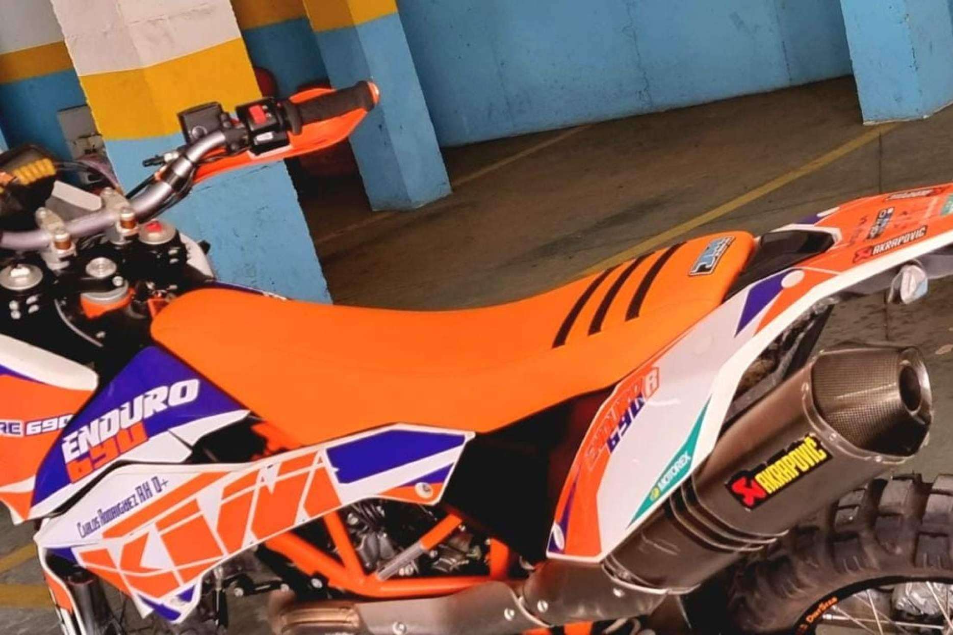 Las pegatinas de ADHESIVOSEMBARRADOS potencian la estética y protegen la moto
