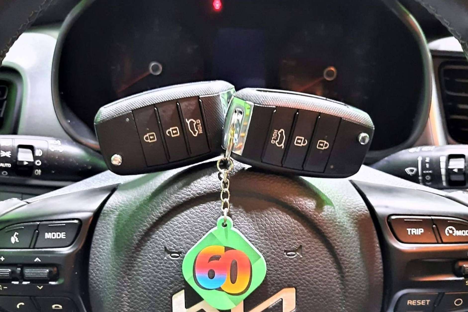 ¿Por qué es importante tener dos juegos de llaves del coche antes de irse de vacaciones?, según EGINER