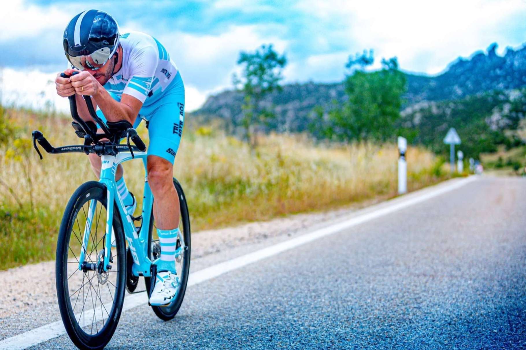 El entrenador personal de Trientrenos ayuda a preparar un triatlón