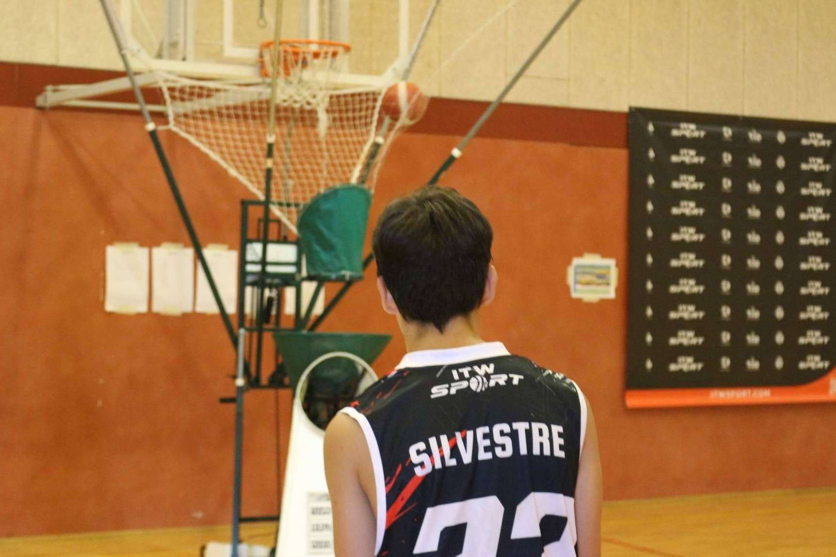Mejorar el lanzamiento en el baloncesto con una máquina de tiro, de la mano de ITW Sport