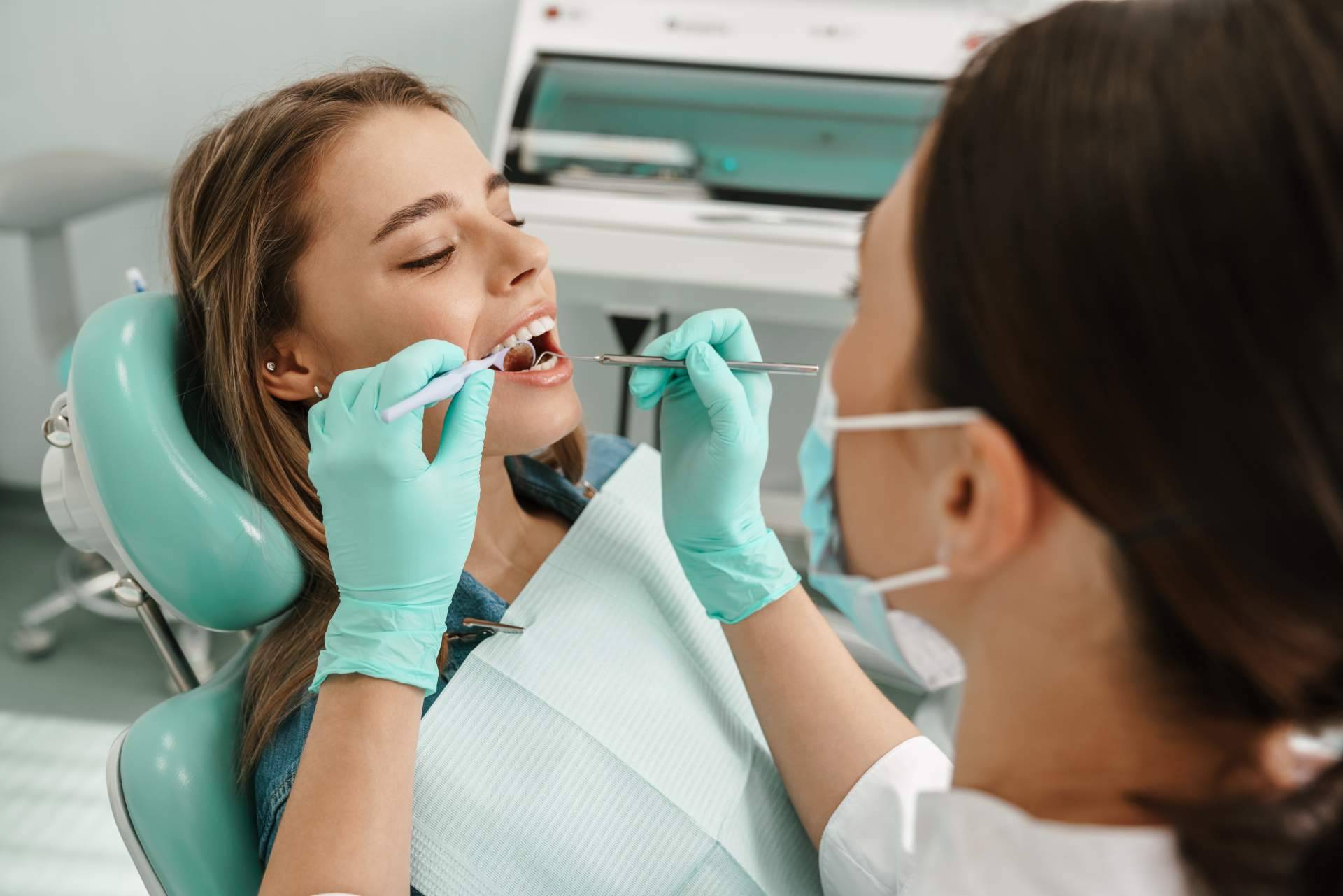 Lucir una sonrisa deslumbrante es posible este verano con la clínica dental Agudo Rosa
