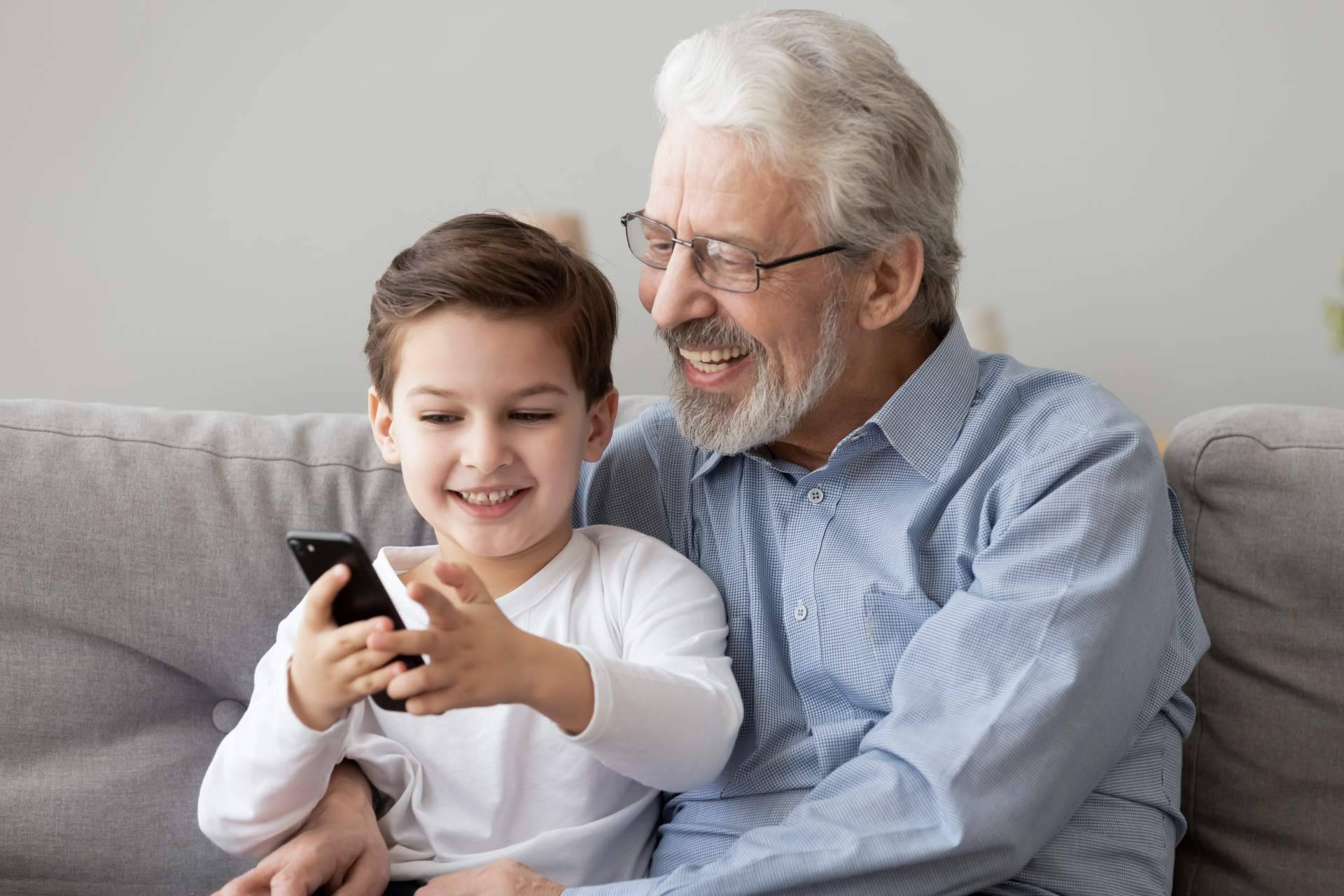 Relanzamiento de las tarifas familiares para compartir datos en el Día del Abuelo, por OROC Fibra y Móvil