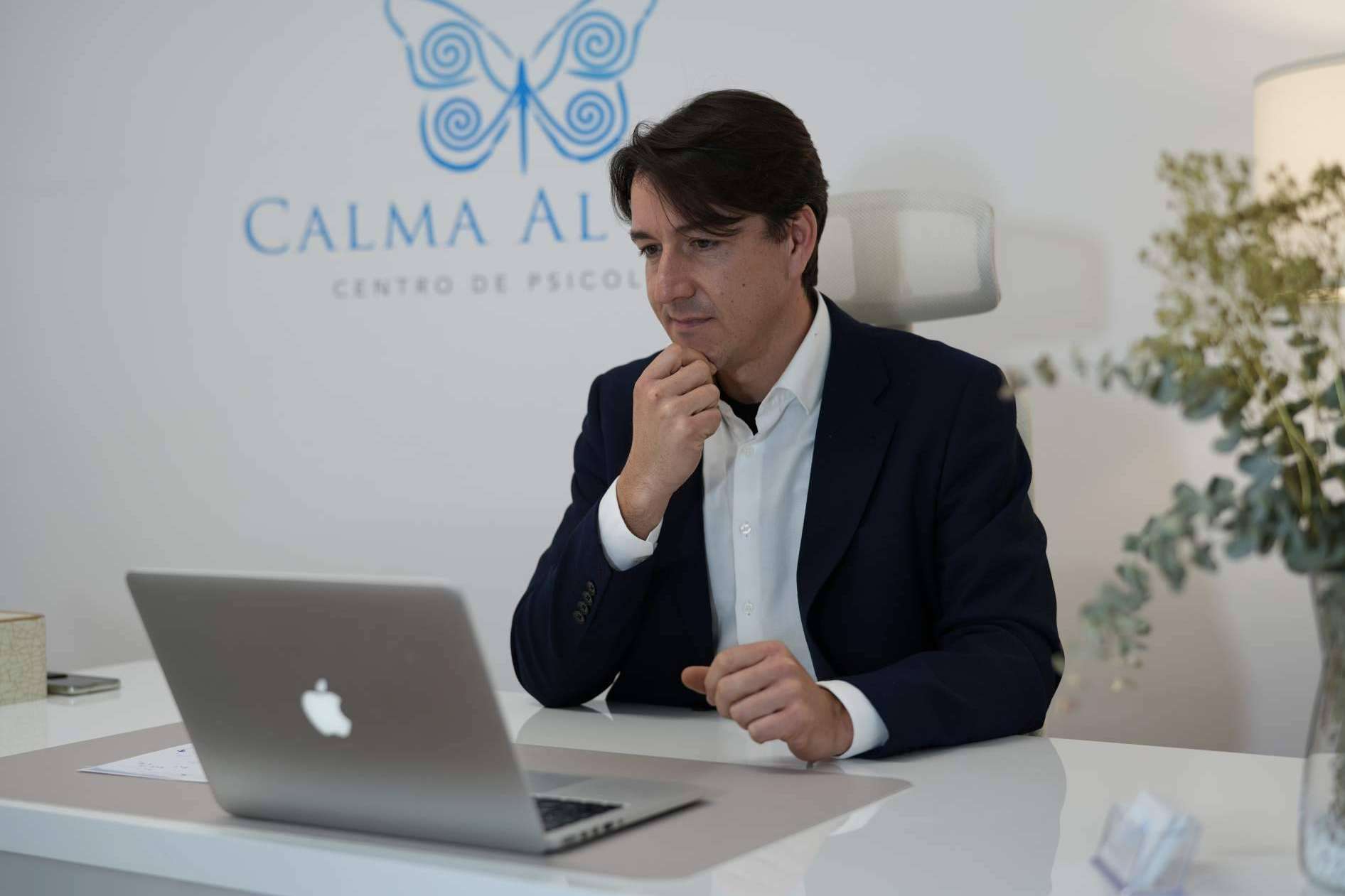¿Qué sucede si no se ofrece atención psicológica a una persona en riesgo de suicidio? Calma Al Mar lo explica