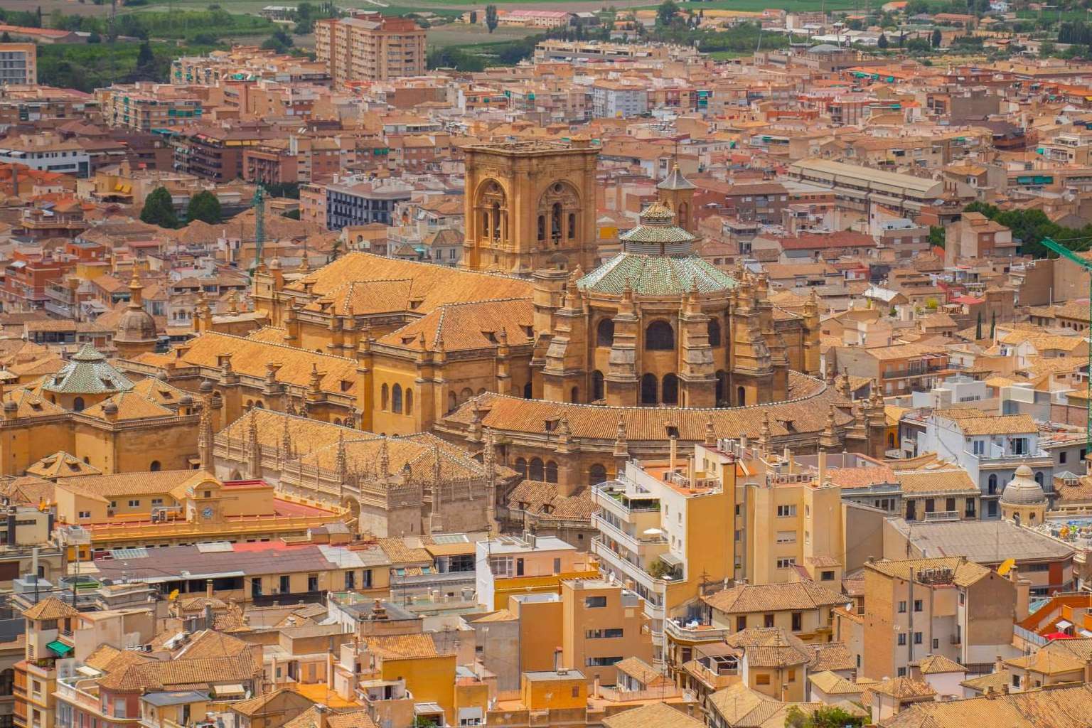 La guía turística Granada Arantxa Serrano y su servicio de visita guiada profesional