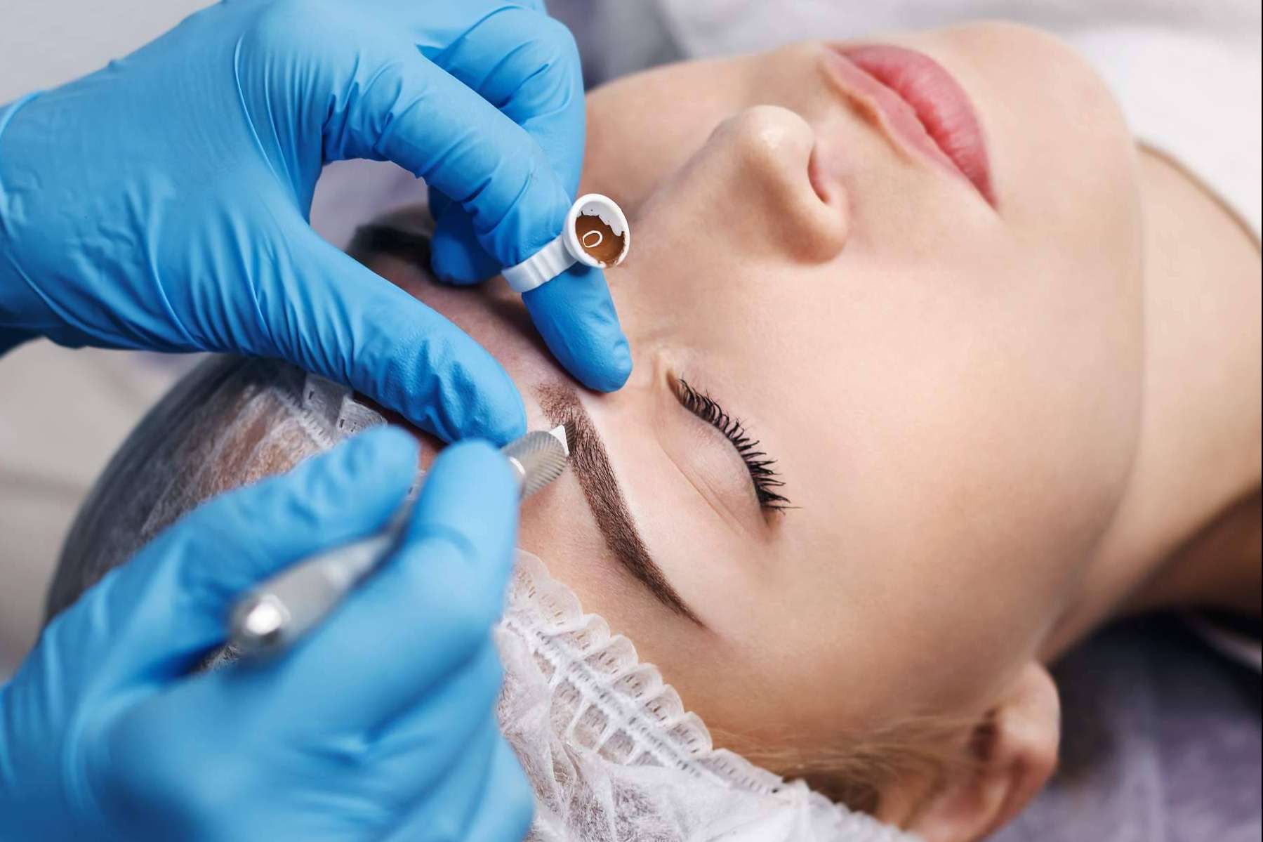 La técnica de maquillaje permanente para unas cejas pelo a pelo en Alicante, microblading de cejas