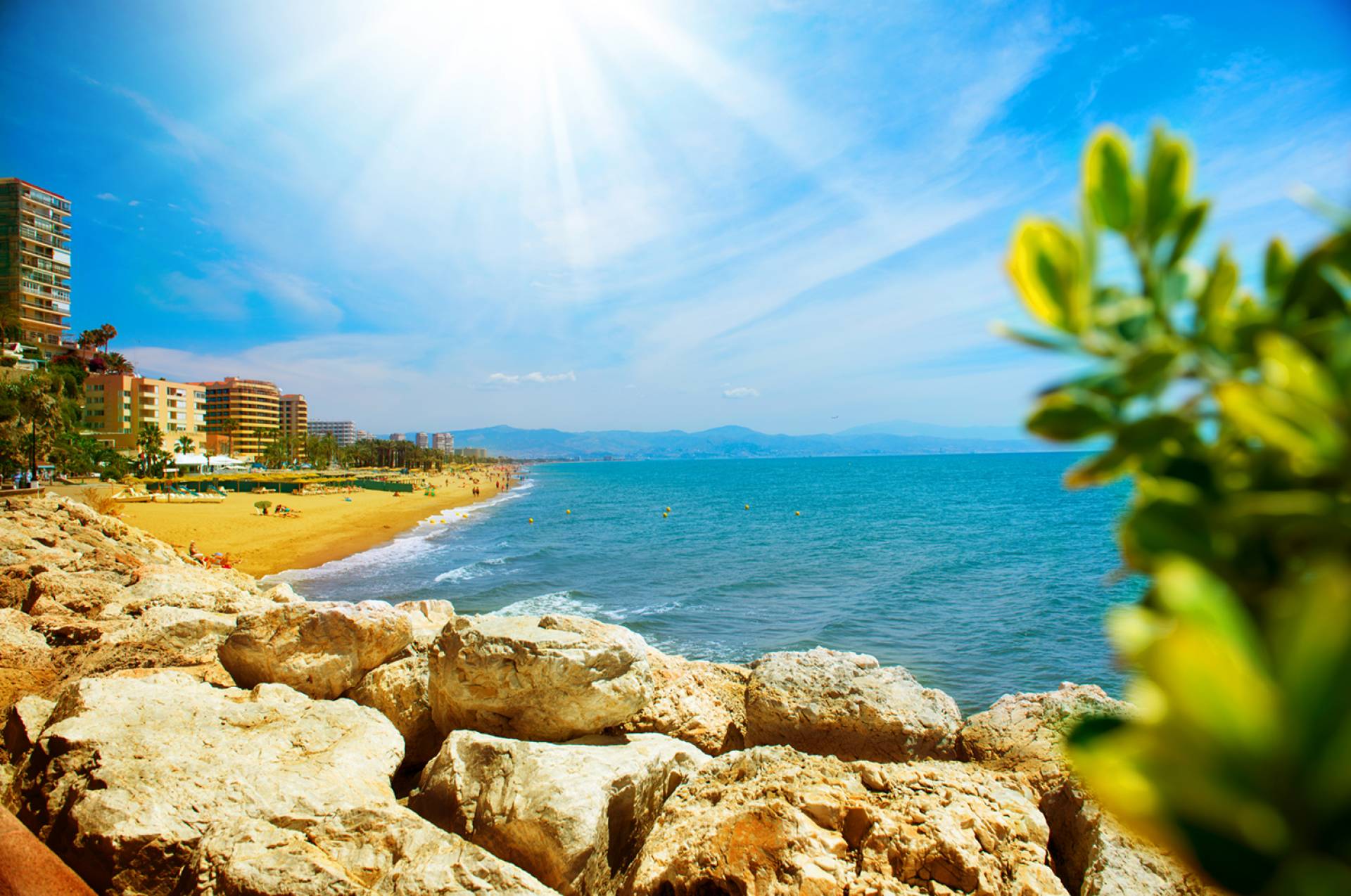 Los municipios de la AMT Sol y Playa multiplican por seis la cantidad de residentes durante el verano de 2023