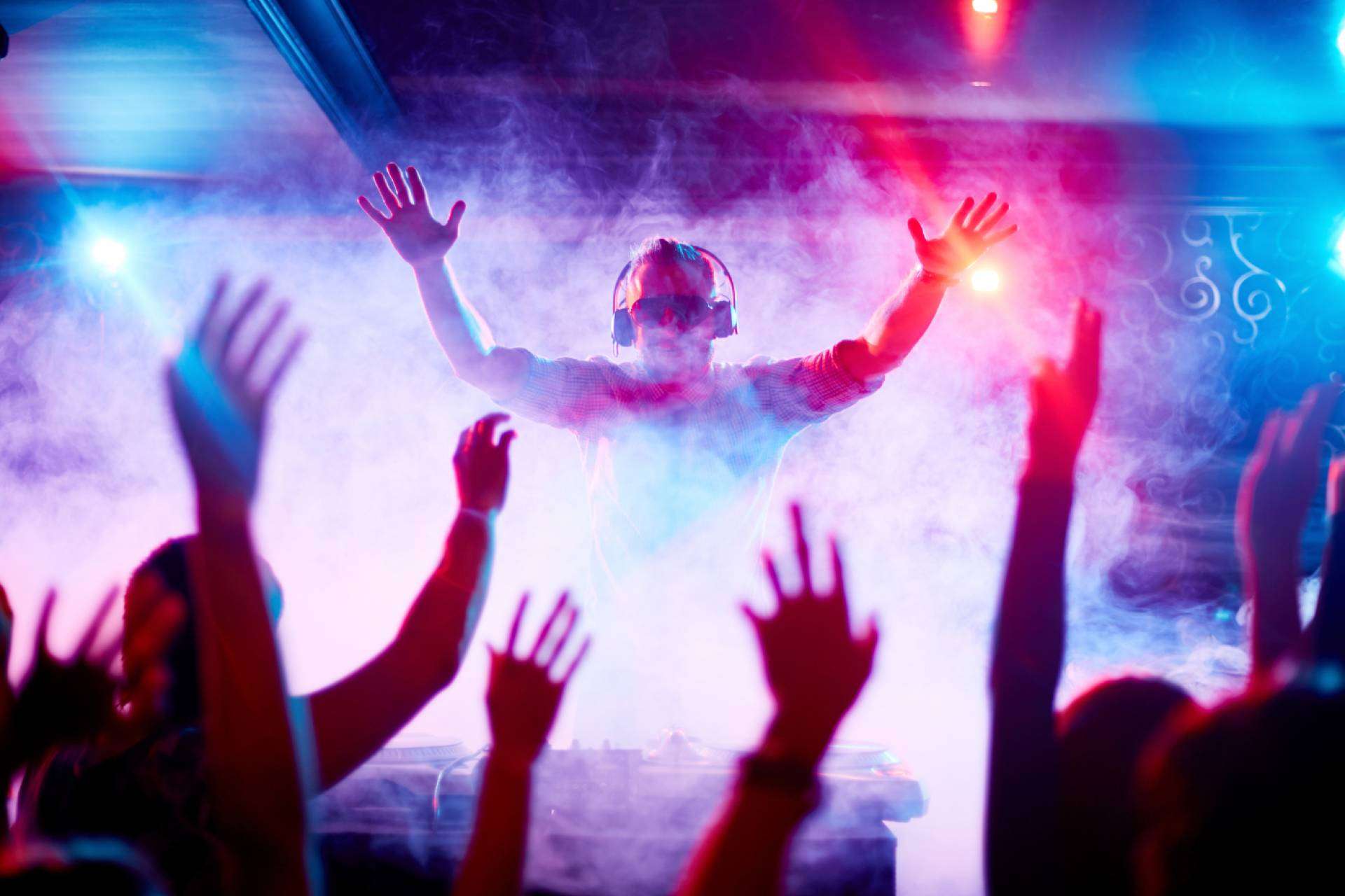 Fiestas Martinika, equipos de sonido e iluminación profesional para eventos