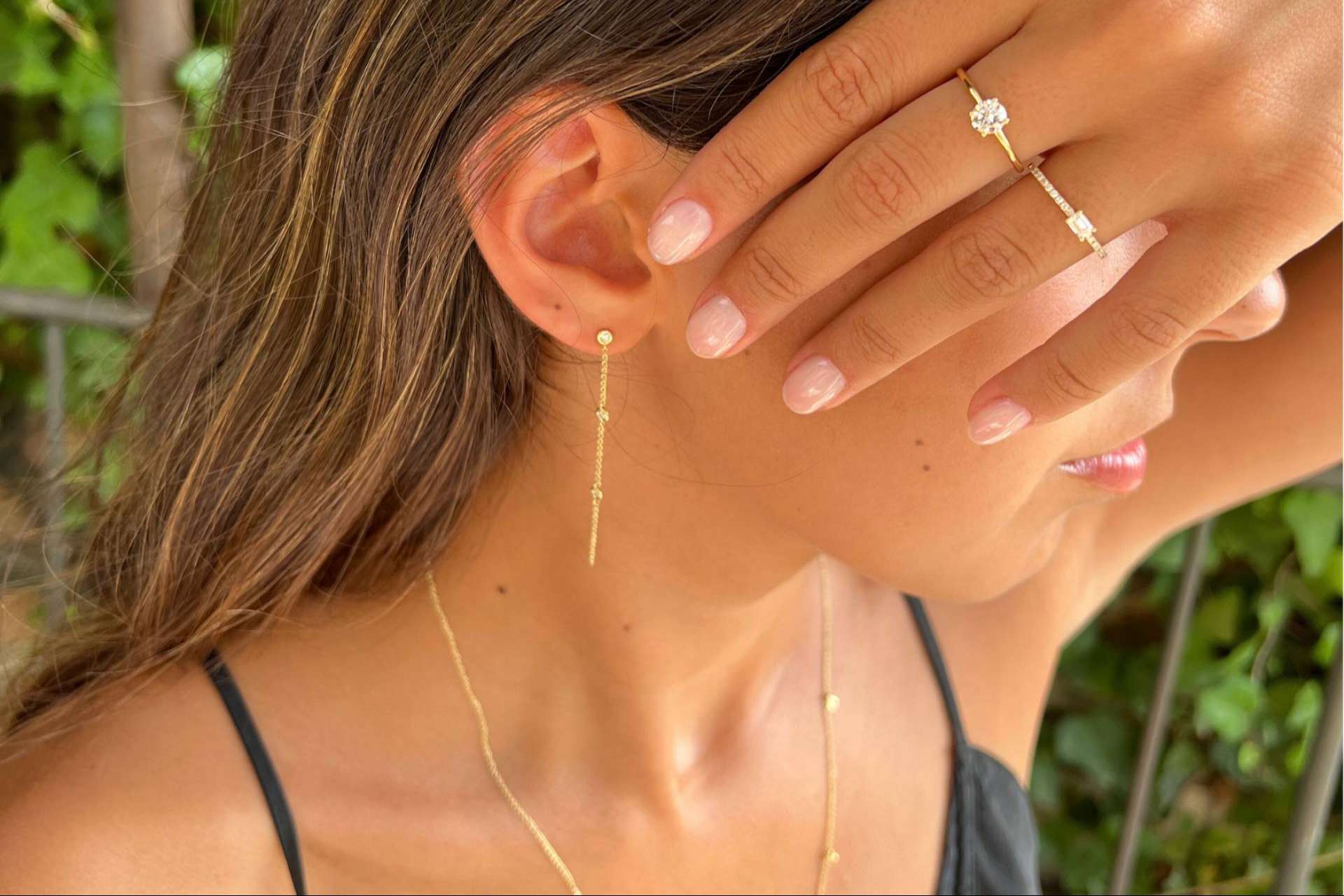Las joyas básicas realzan la piel bronceada después del verano