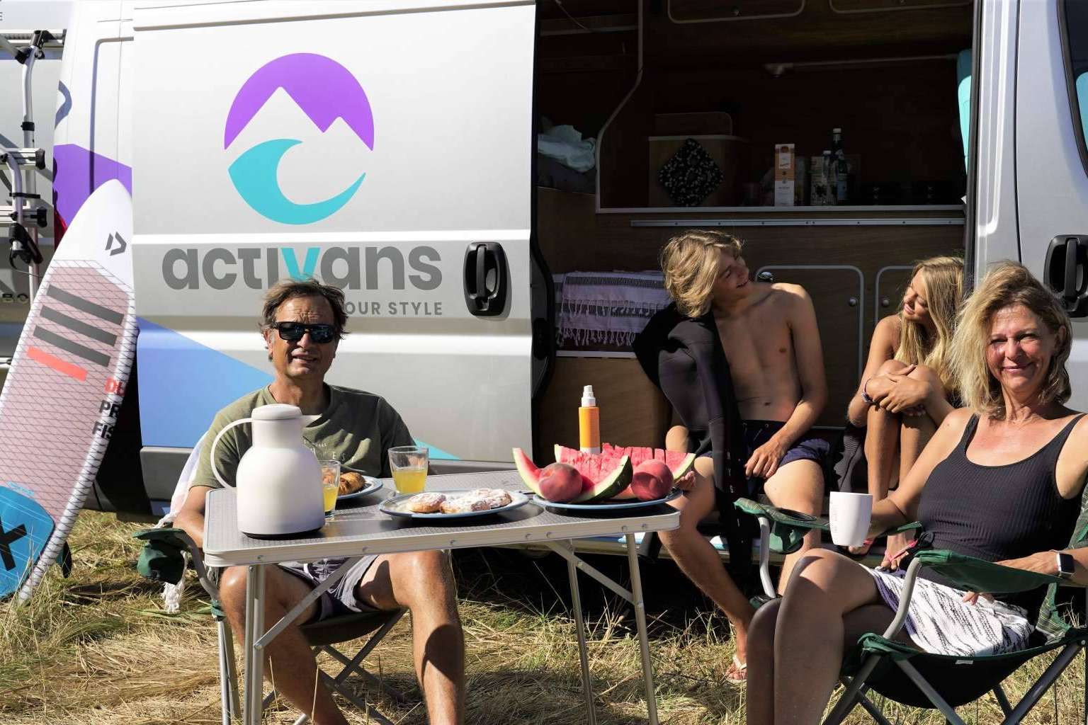 Explorar experiencias de viaje en familia únicas con el alquiler de autocaravanas de Activans en Girona