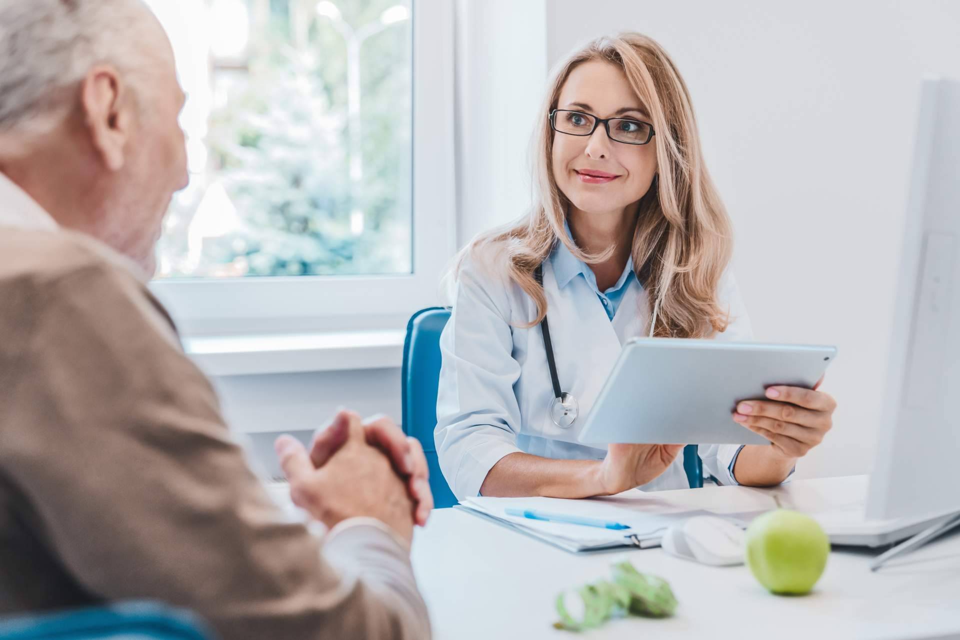 ¿Por qué es importante prevenir la deficiencia de nutrientes y enfermedades metabólicas en las personas mayores?