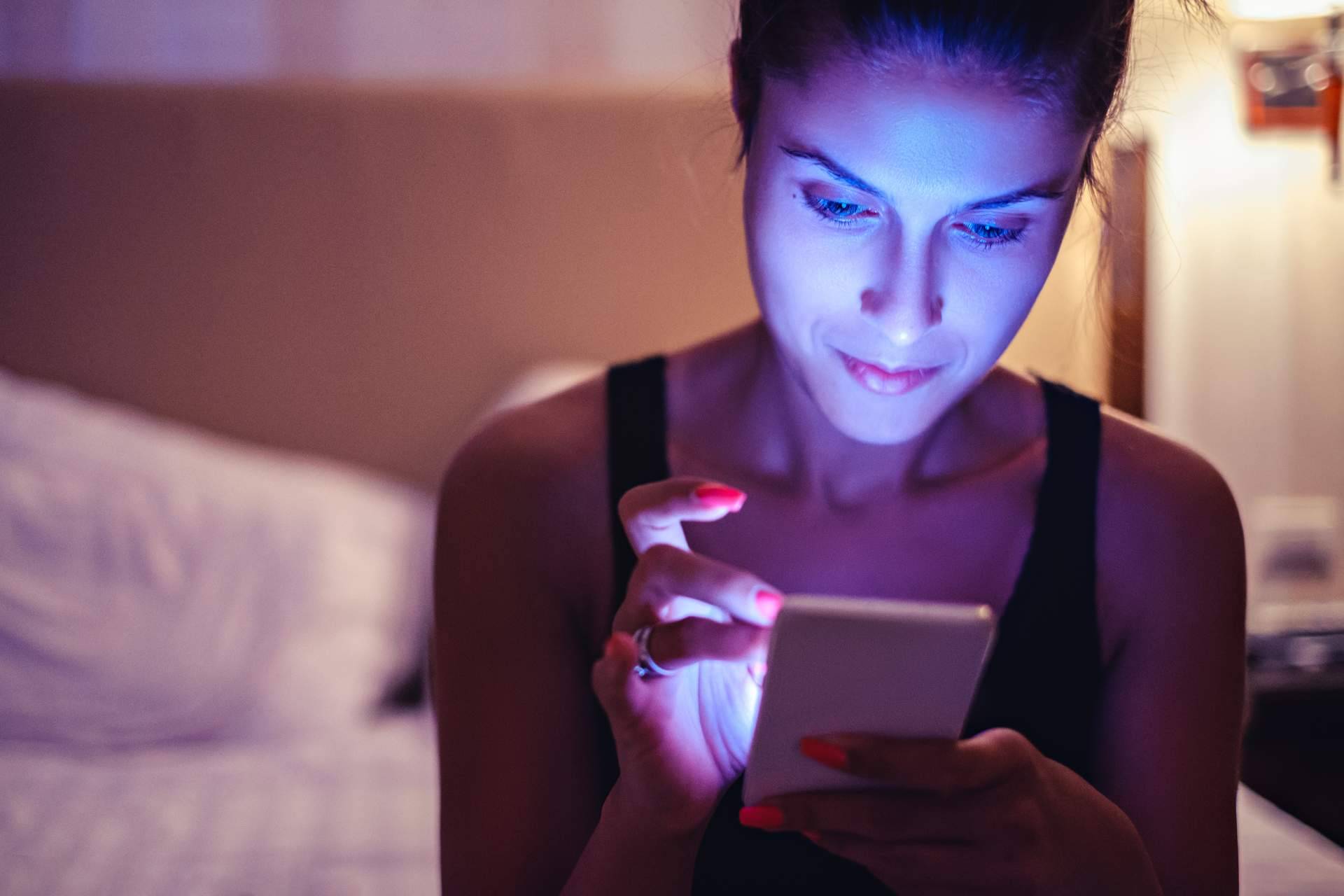 La luz azul emitida por las pantallas digitales y el fotoenvejecimiento cutáneo