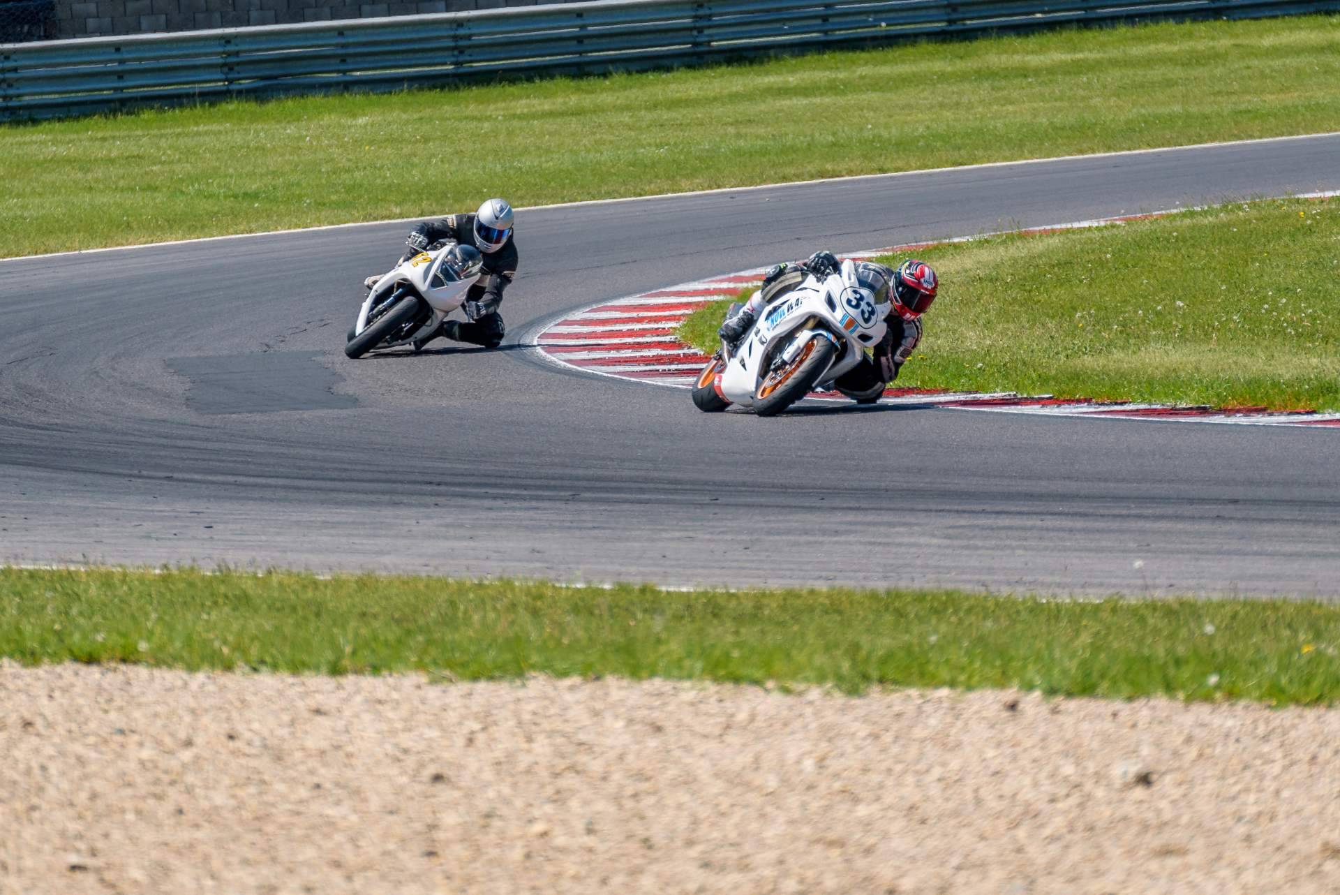 ¿Cómo ha sido la evolución de las carreras de moto a lo largo de la historia?