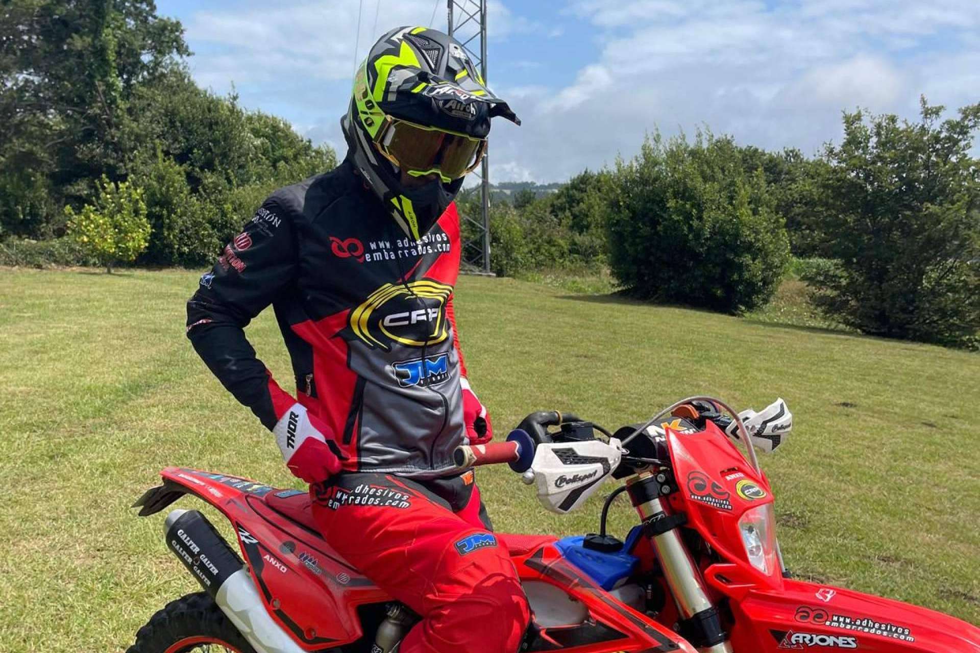 ADHESIVOSEMBARRADOS dispone de ropa para participar en el Rally Dakar