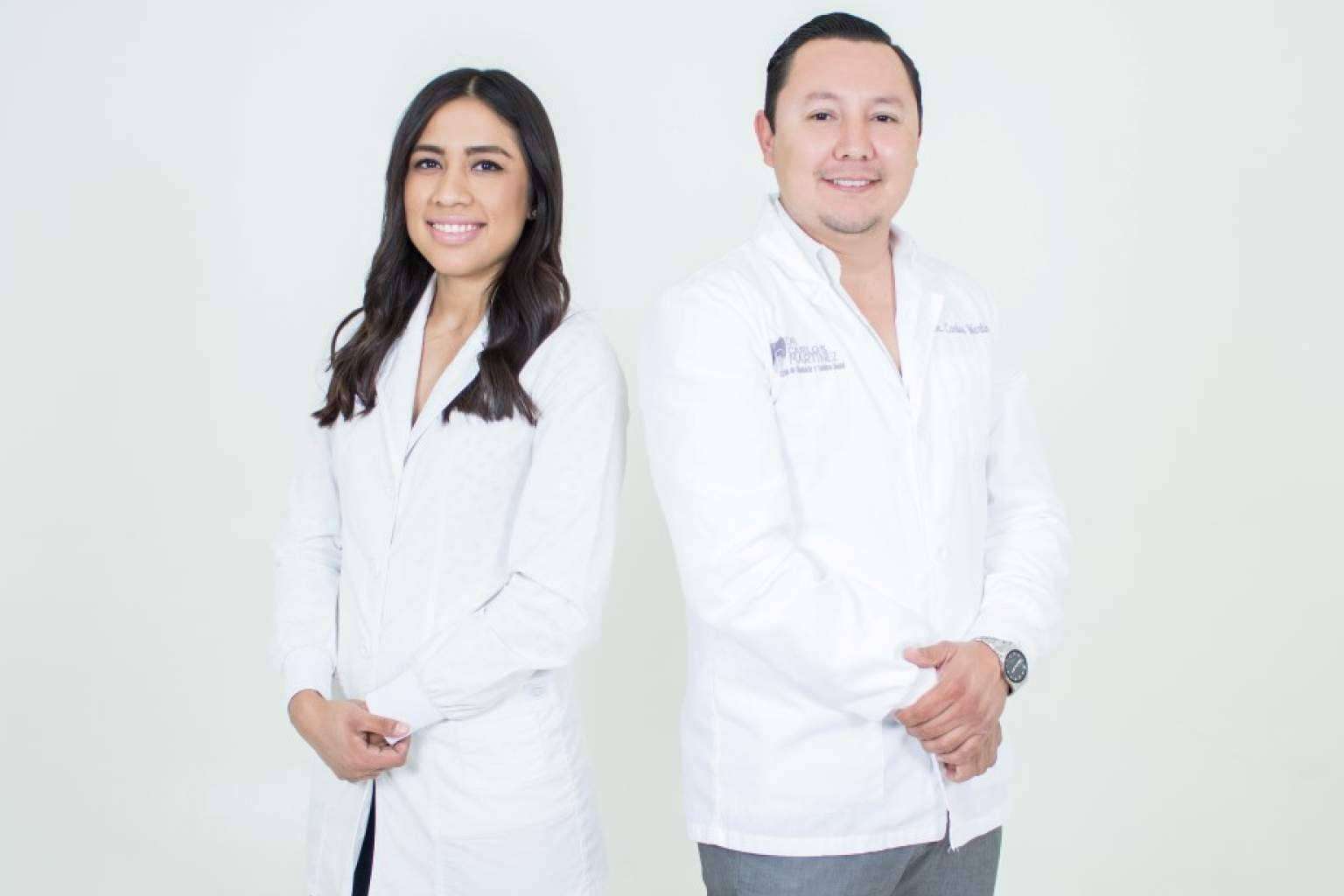 Soportar un juego completo de dentaduras postizas es más eficaz con implantes dentales
