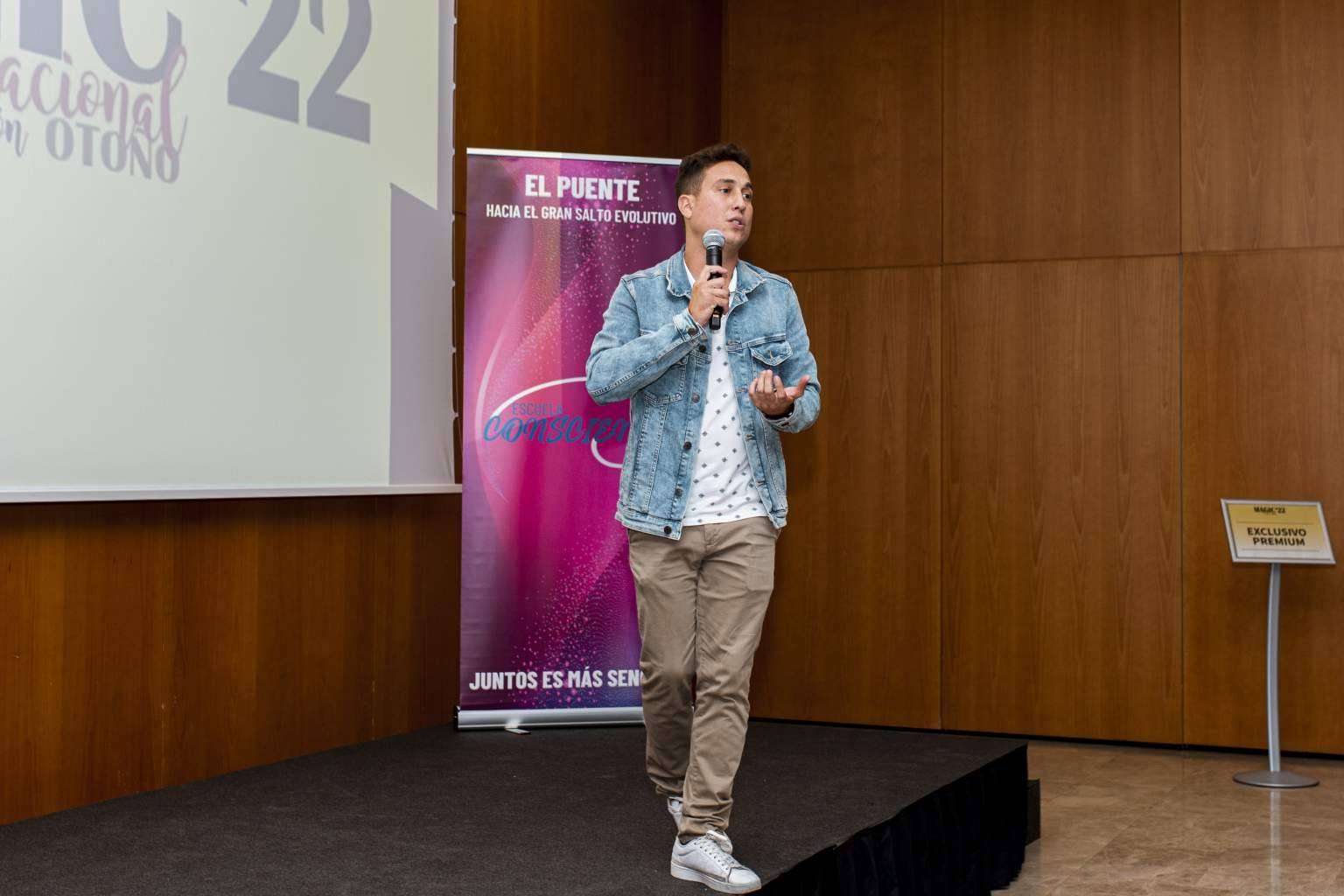 Una plataforma comprometida con crear un movimiento consciente es Escuela Consciente