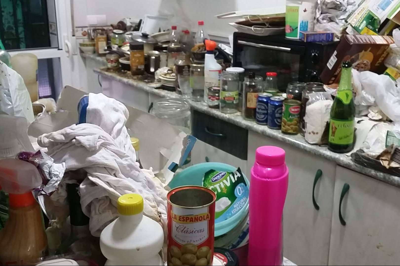 Cero miedo ante cientos de kilos de basura;  el día a día de los limpiadores extremos