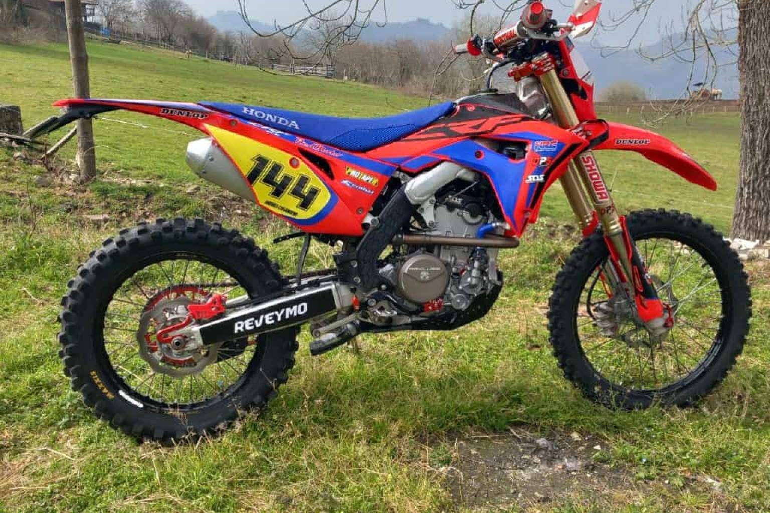 La firma ADHESIVOSEMBARRADOS ofrece adhesivos personalizados para motocross