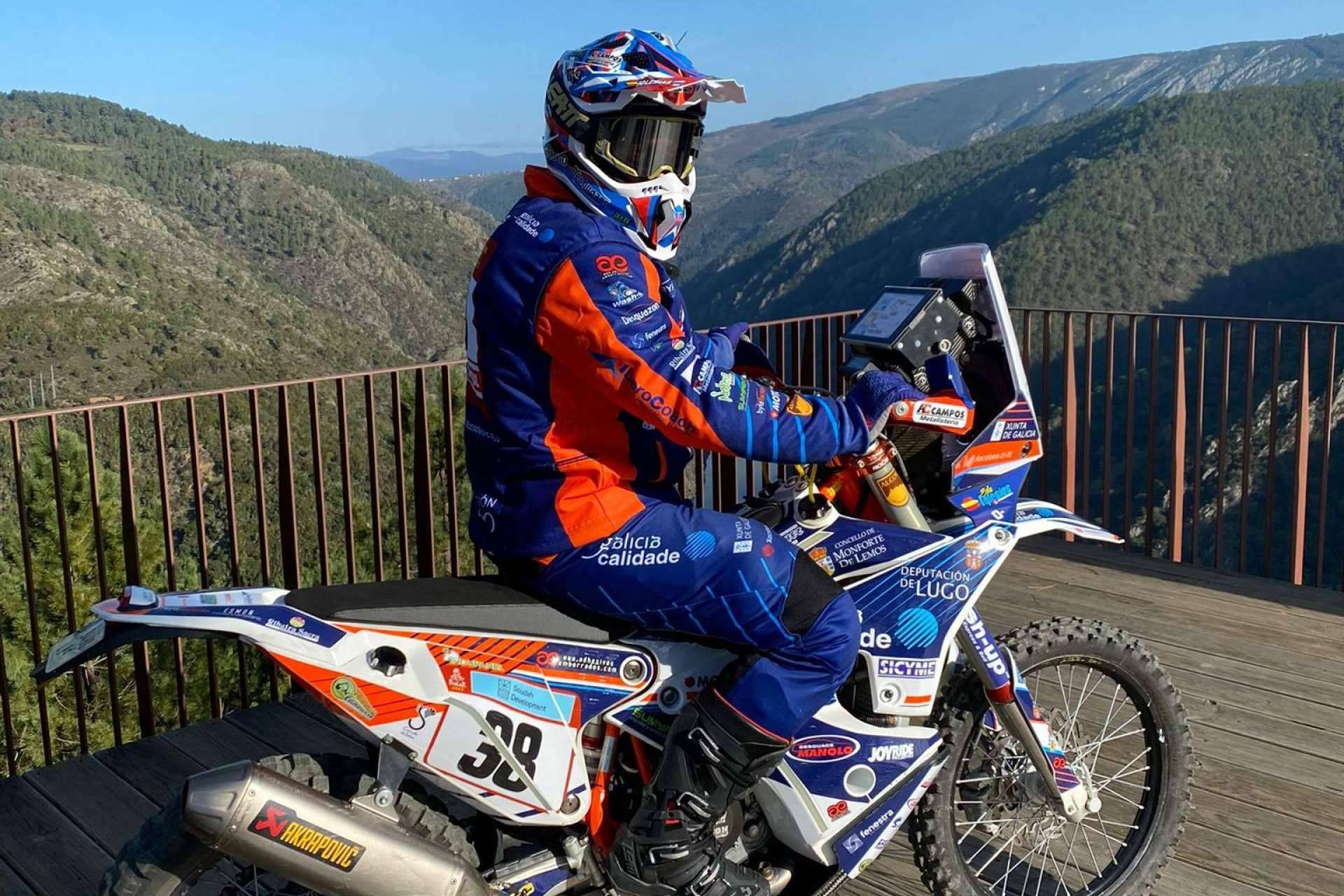 Los aficionados de las motos pueden encontrar en ADHESIVOSEMBARRADOS equipaciones personalizadas