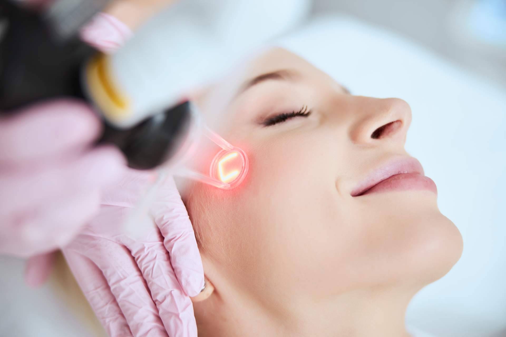 Una piel suave y luminosa con el uso del peeling de carbón activo