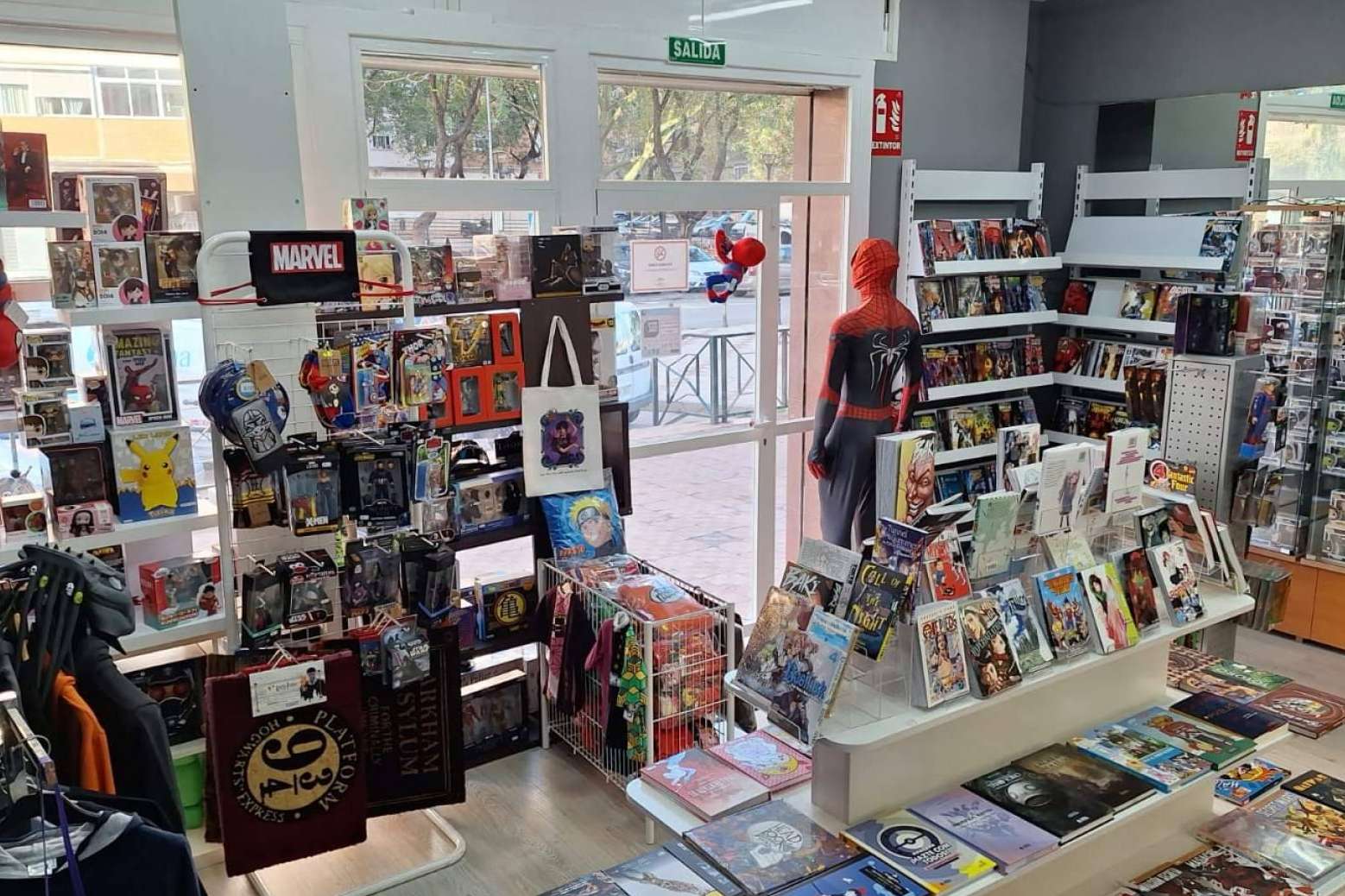 La curiosa tienda especializada de Málaga, Villa Manga ofrece 'cómic, manga, merchandising friki' y 'literatura malagueña'