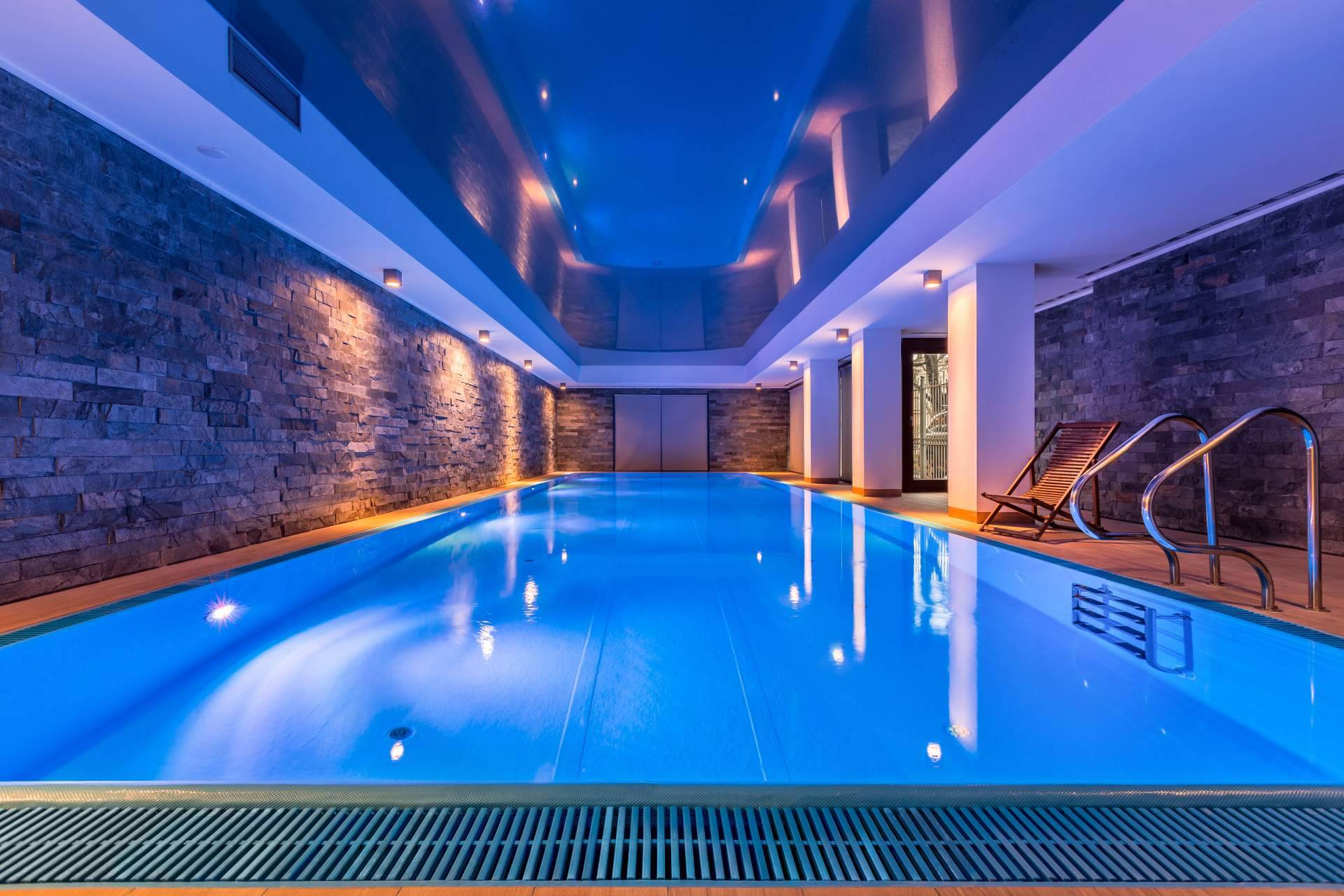Eficiencia y elegancia con los focos de resina de Swim Home
