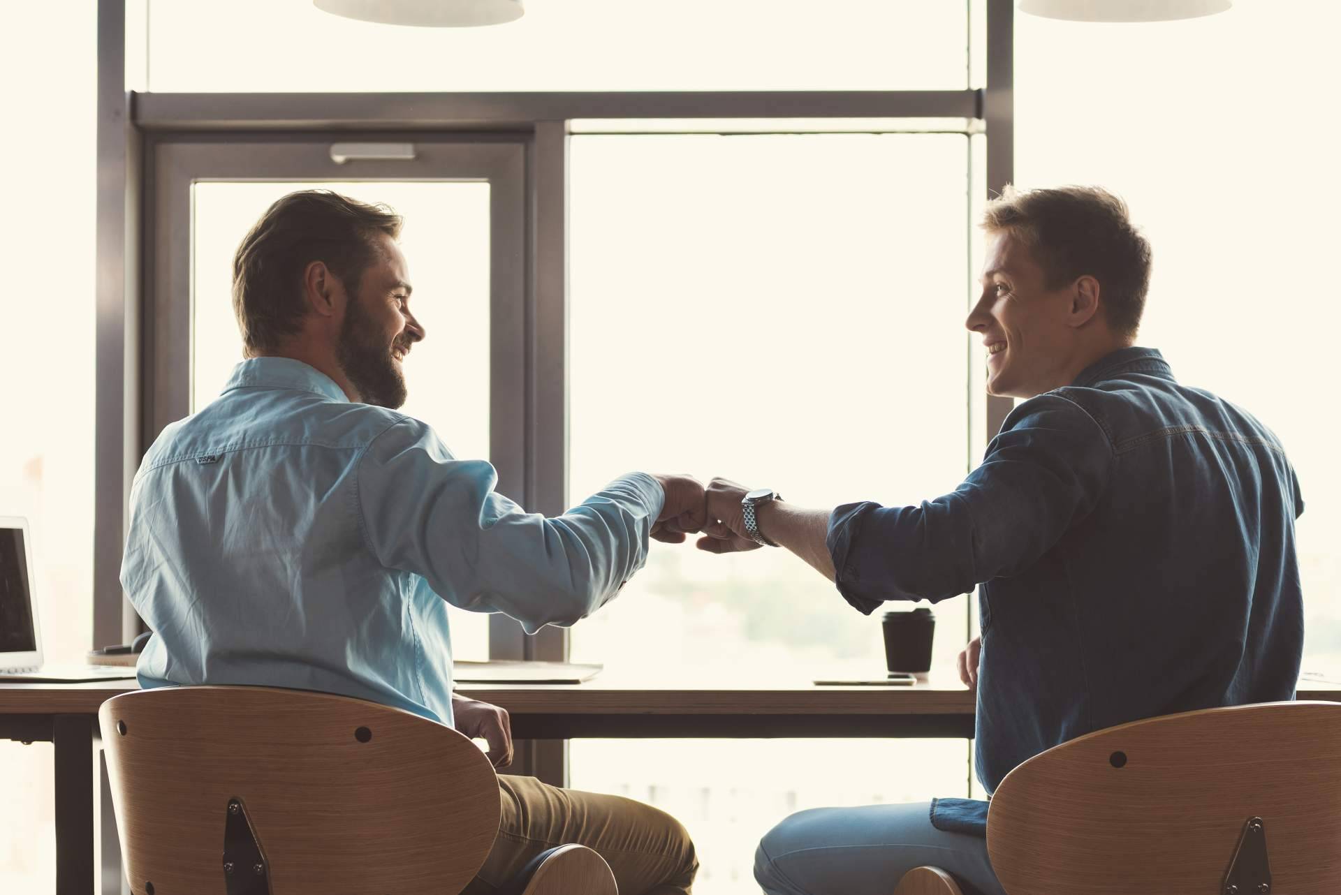 Alquilar una cafetera para oficina es una manera de hacer más agradable el espacio de trabajo y motivar a sus empleados