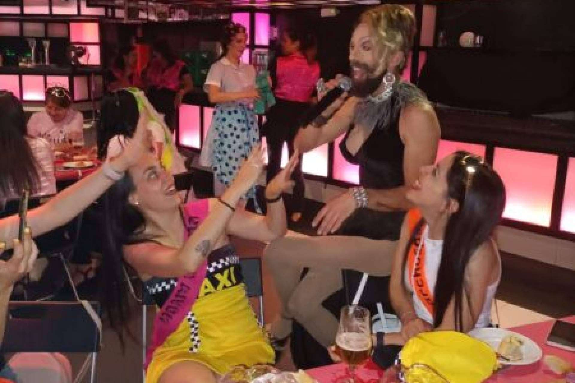 Despedida de soltera en restaurantes divertidos y originales de Madrid, con Despedidas Mola Mola