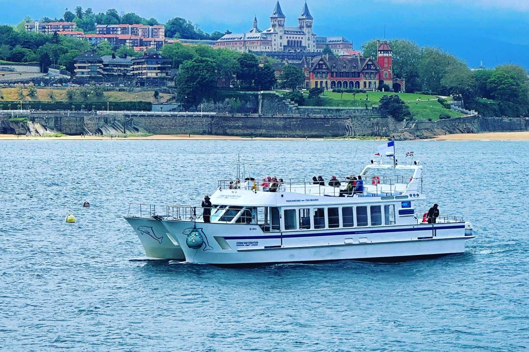 Una experiencia única  con el entorno marino de la costa donostiarra, a bordo del Catamaran Ciudad San Sebastián