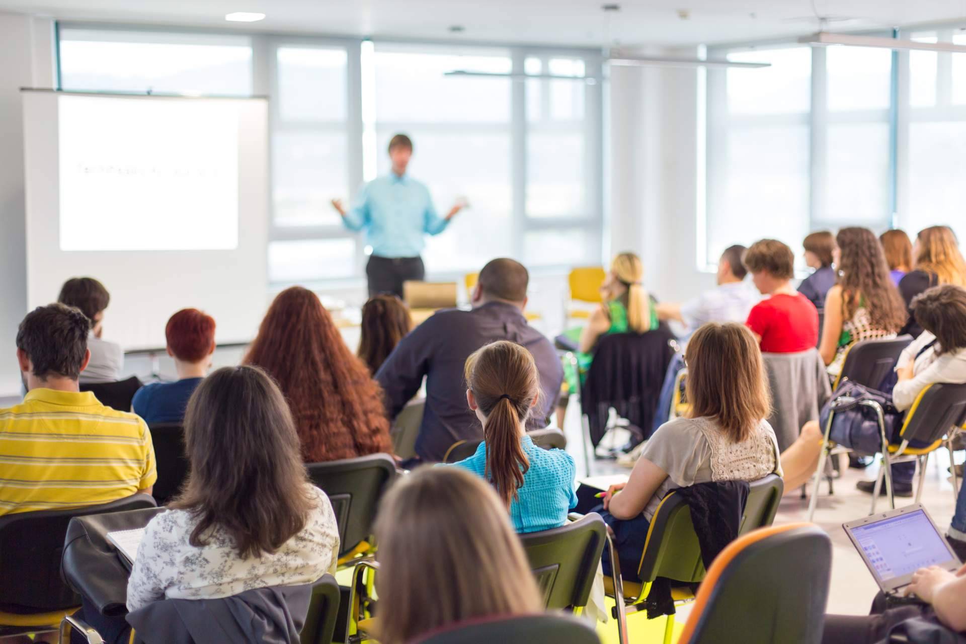 Cursos de educación económicos acreditados por universidades de renombre