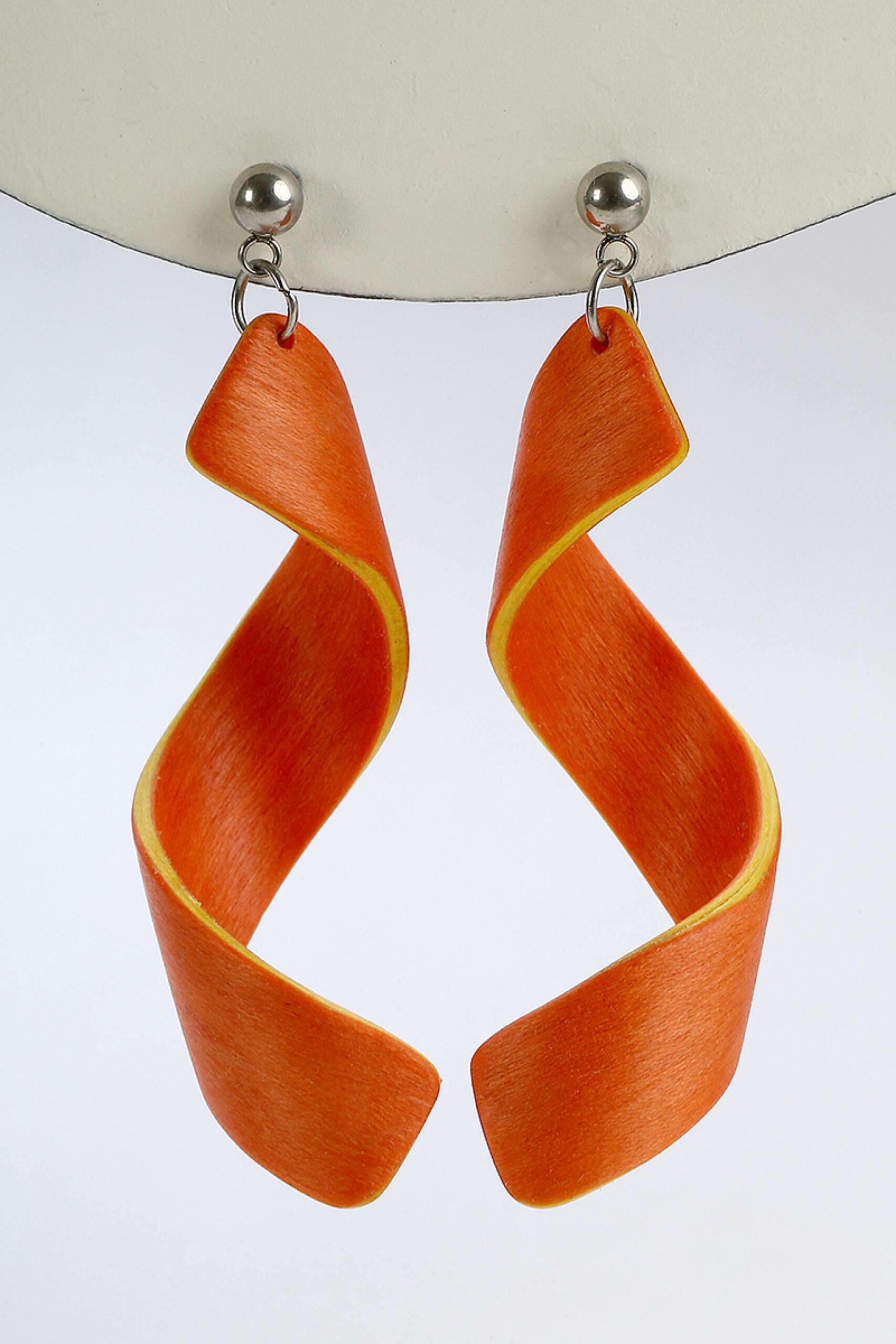 Accesorios de Madera Joyas ofrece consejos para elegir pendientes de madera según el tipo de escote
