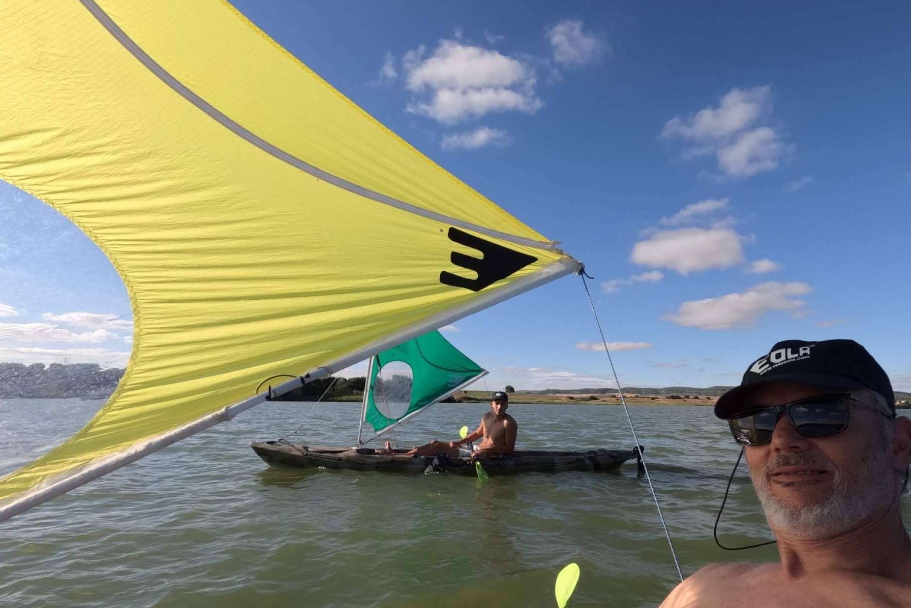 Kayak y paddle surf con vela, el deporte que cada vez conquista a más aficionados en España