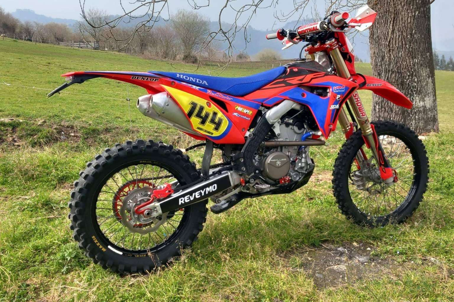 ADHESIVOSEMBARRADOS, innovación y diseño en adhesivos para motos off road