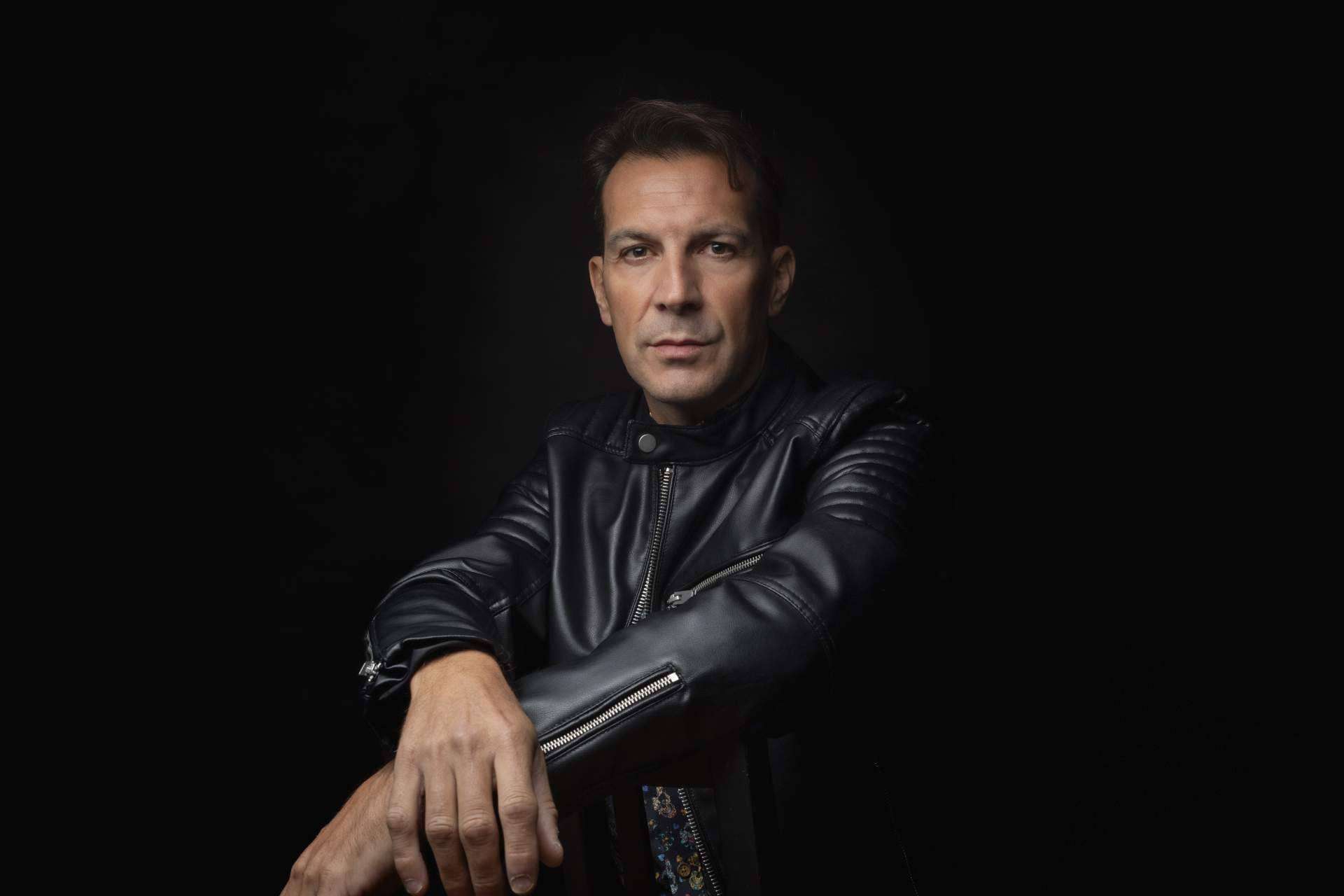 El artista rock Antonio Vitruvio invita a disfrutar del presente en su último tema, Tanto Currar