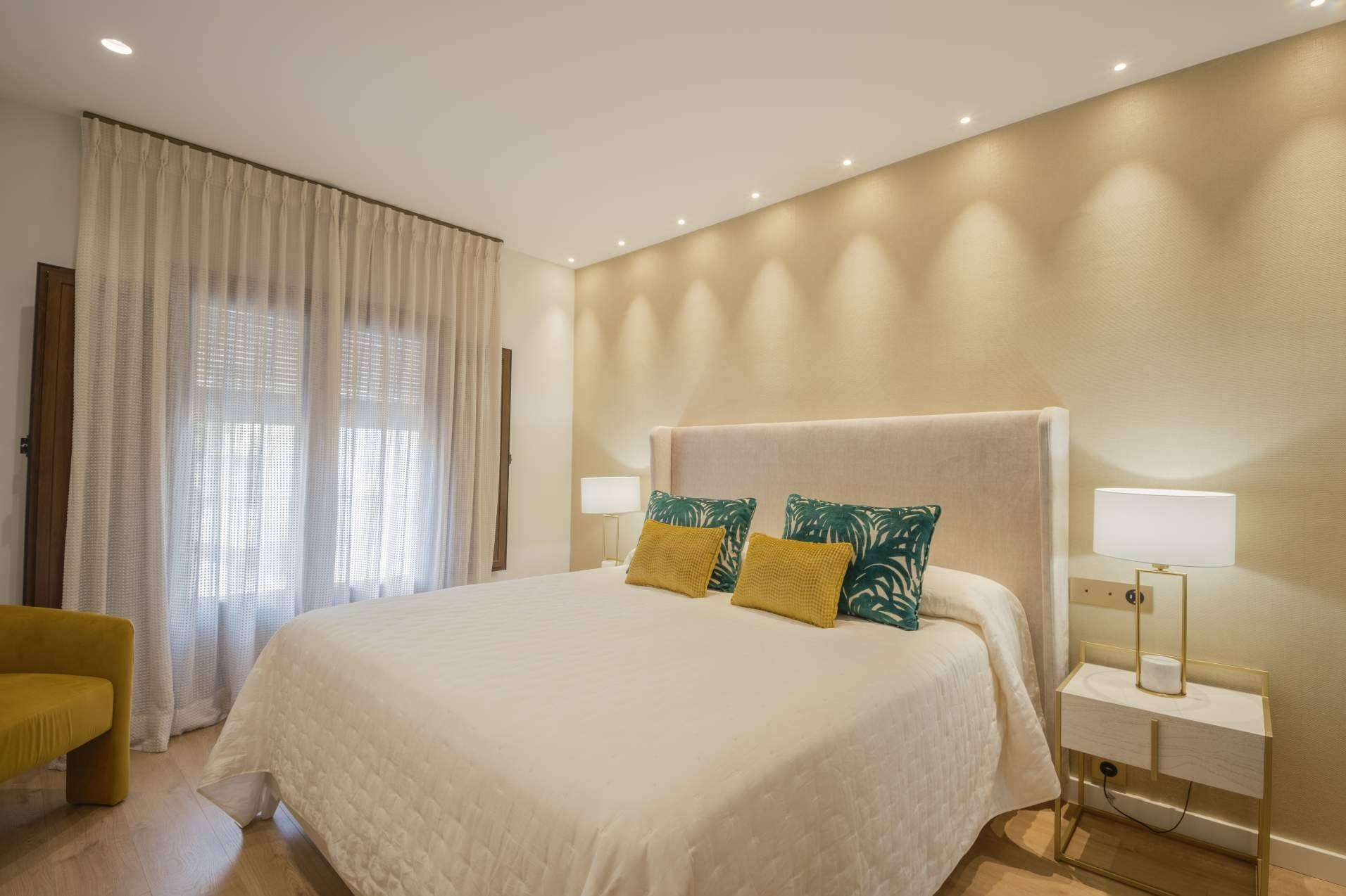 Jesús Pino aplica el estilo Mid Century en su proyecto de interiorismo en el centro de Motril