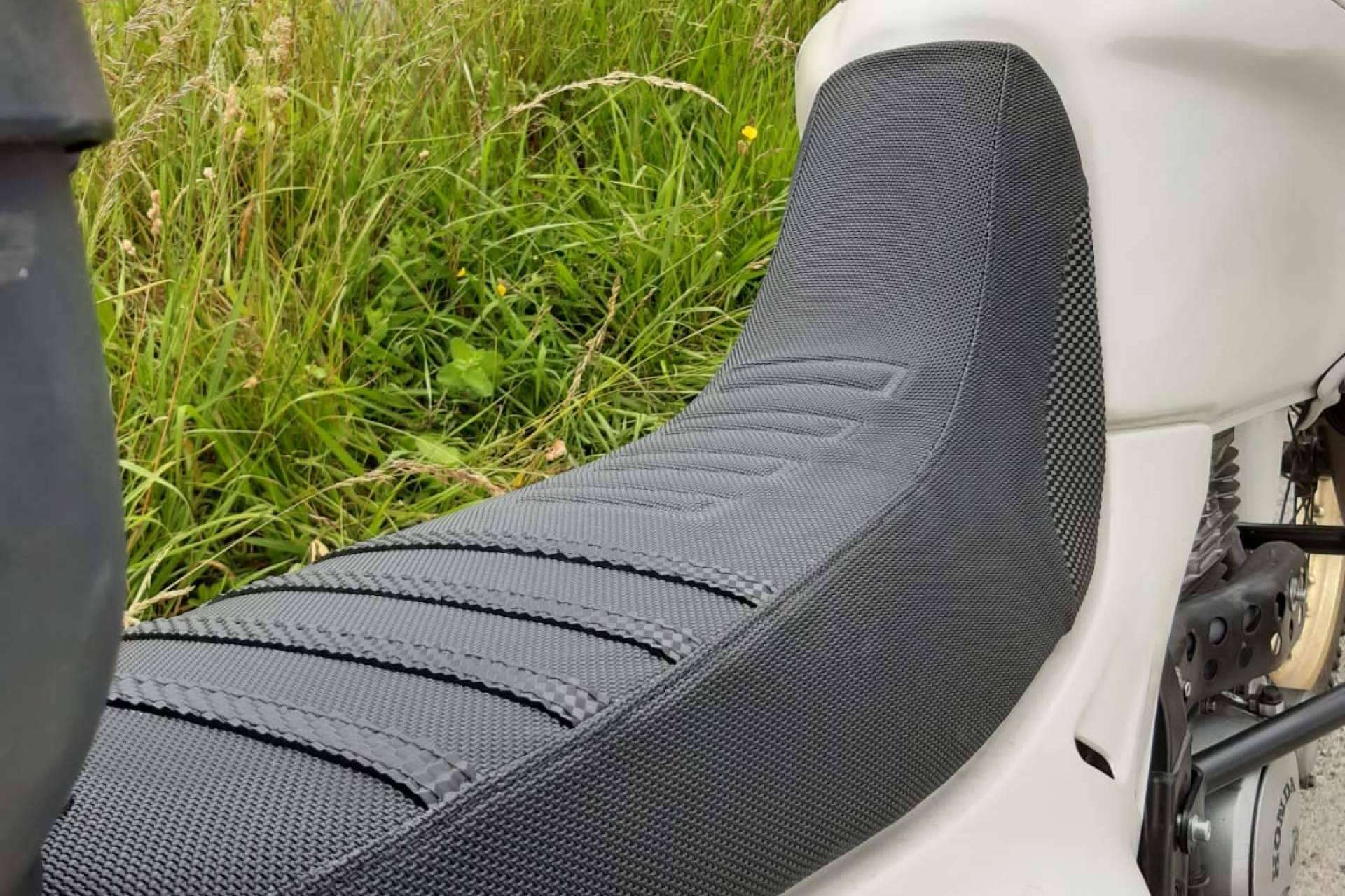 Confort y ergonomía para viajar en verano con un asiento de moto de JM-Fundas