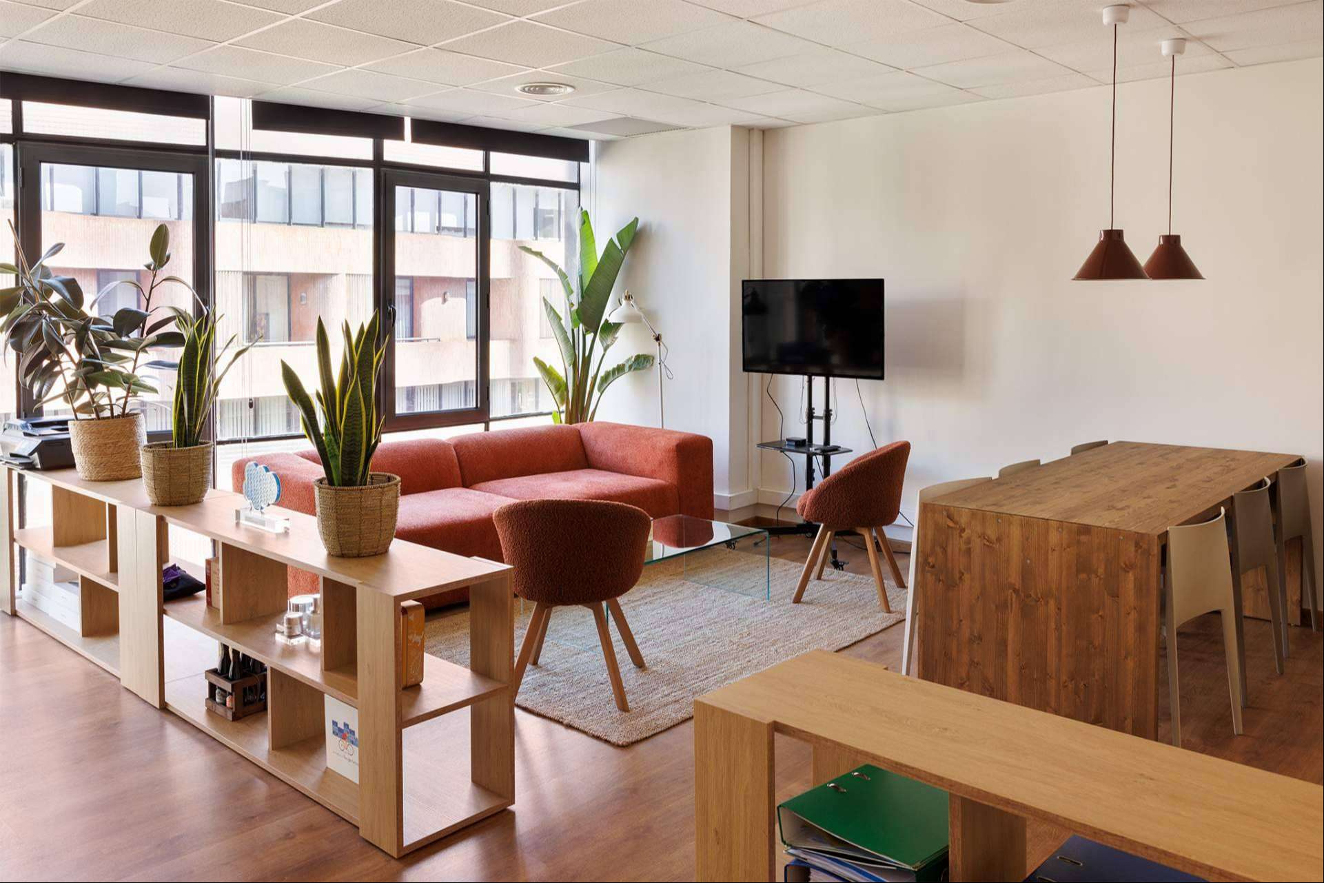 ¿Qué características tienen las oficinas de Sitandplug?