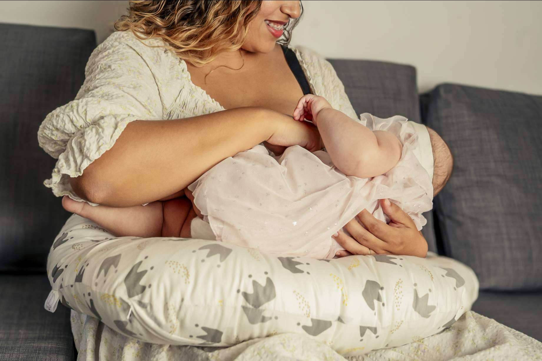 Cuidar el bienestar físico y emocional durante la lactancia, con el cojín de Sonora Baby