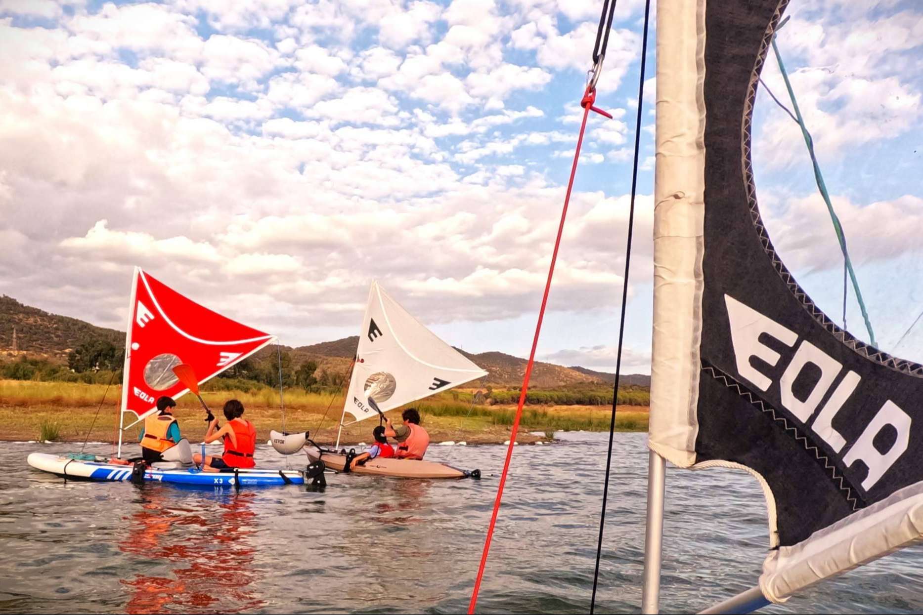 Accesorios universales vela EOLA para transformar paddles y kayaks en artefactos flotantes