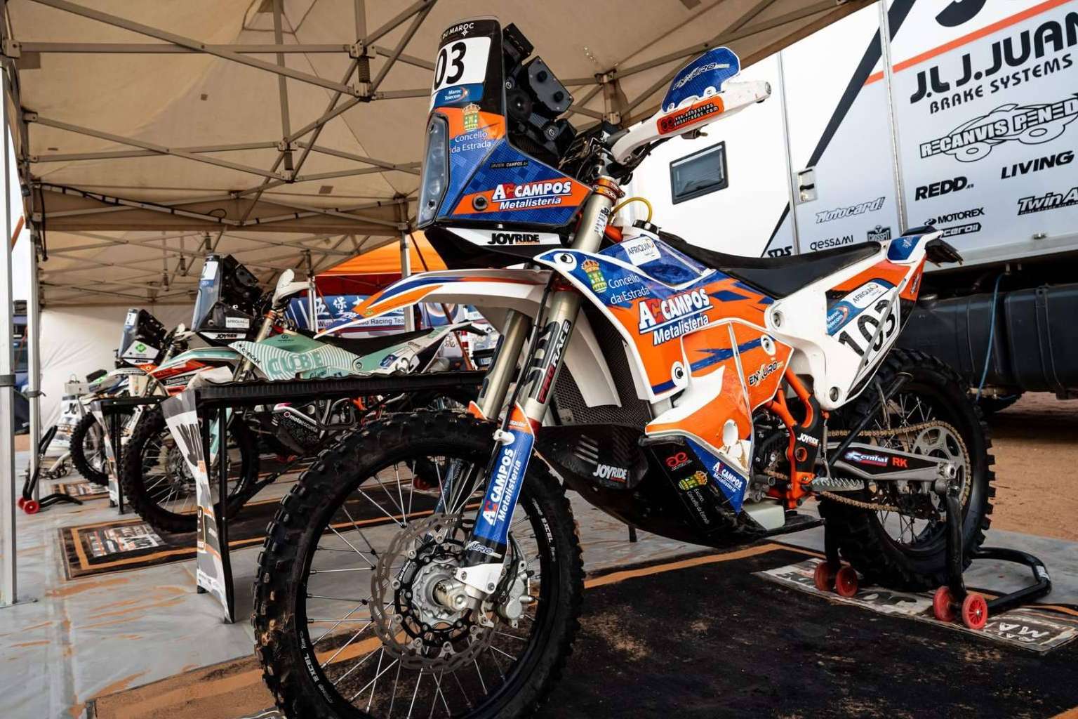 ADHESIVOSEMBARRADOS ofrece nuevos diseños de kits de adhesivos de moto