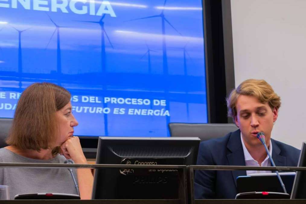 Jóvenes y expertos coinciden; modernizar las redes eléctricas es clave para integrar las energías renovables