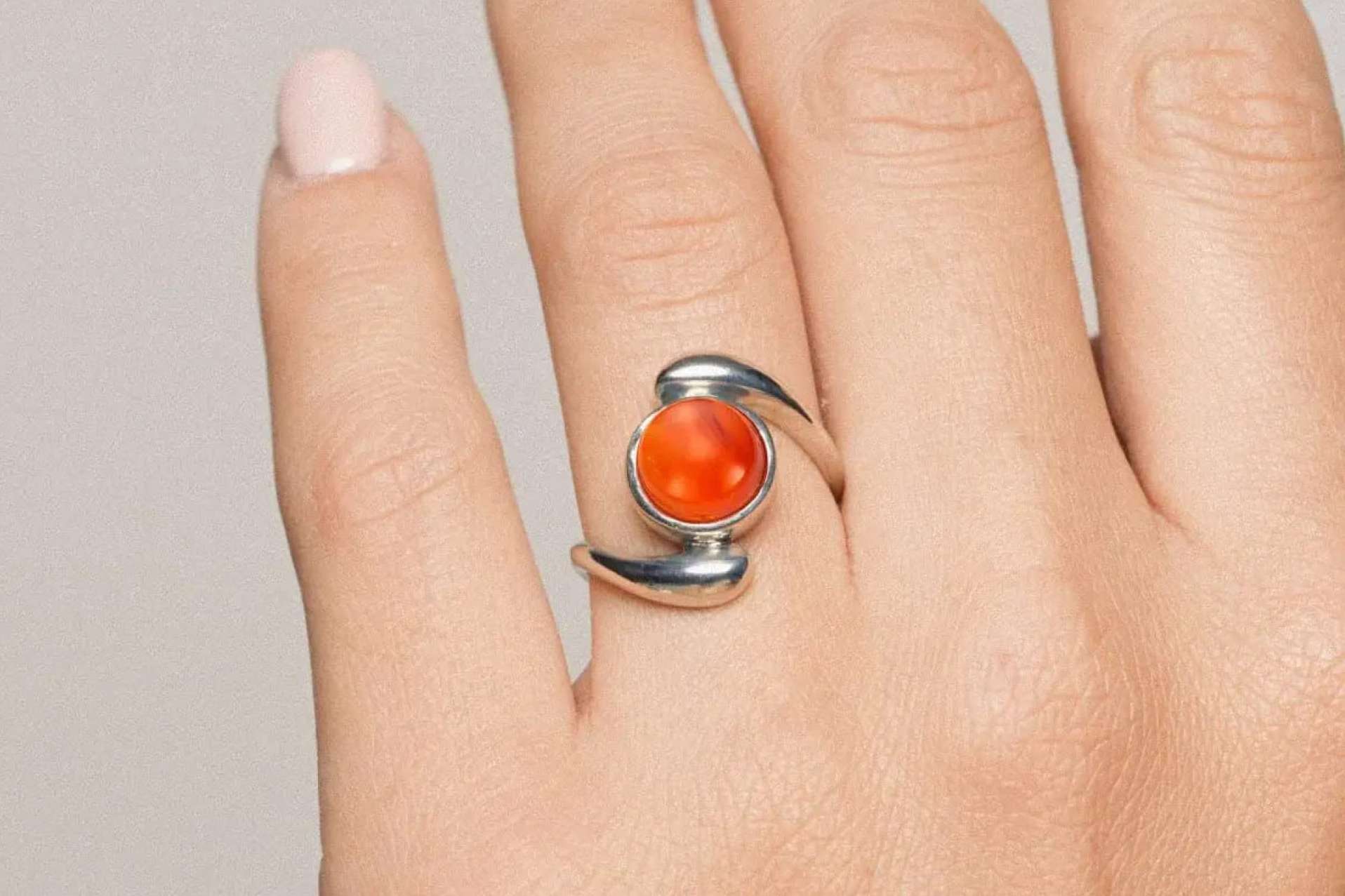 La belleza y energía positiva que emanan los anillos con piedra natural