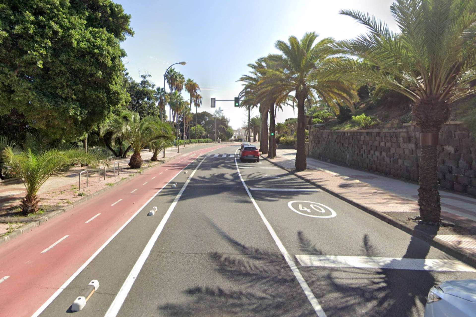 Nuevos separadores de carril bici fotoluminiscentes en Canarias mejoran la seguridad de ciclistas